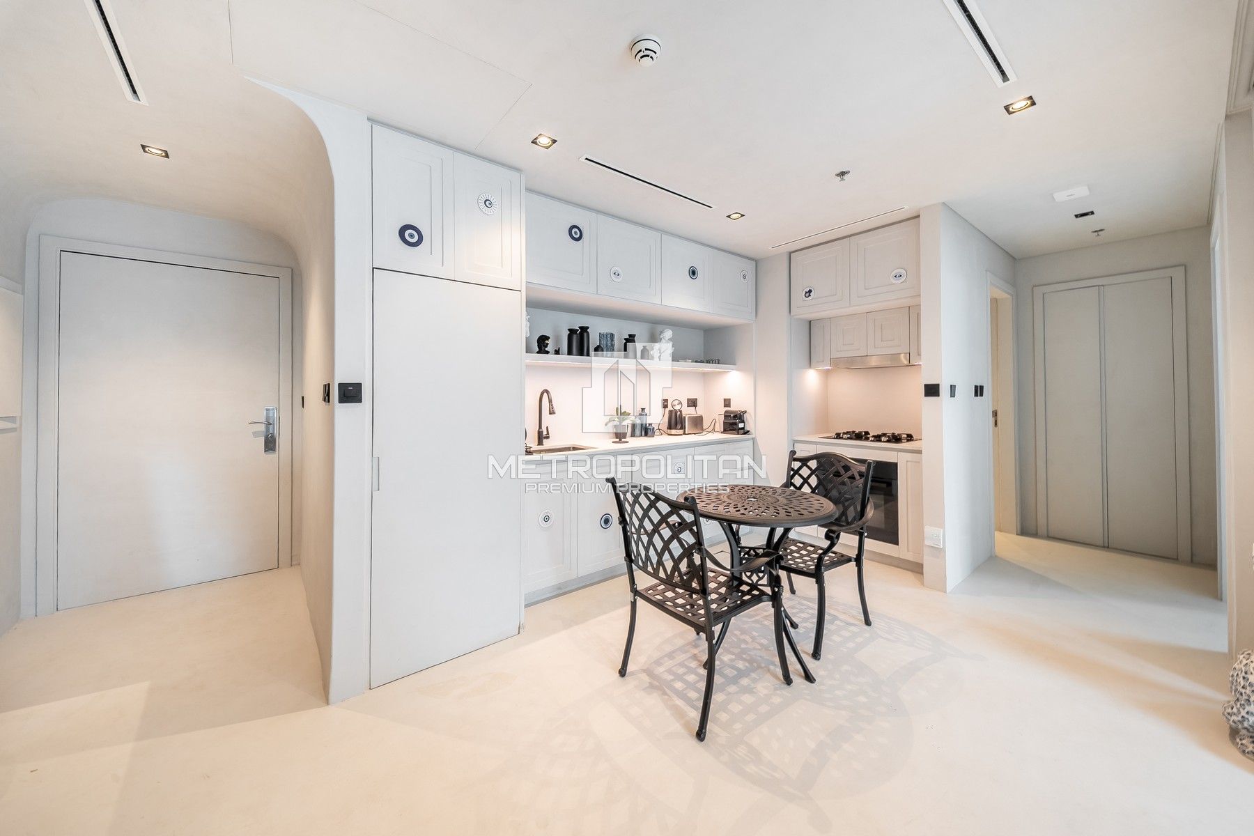 Elegantly Furnished| Beachfront Living | Sea View
