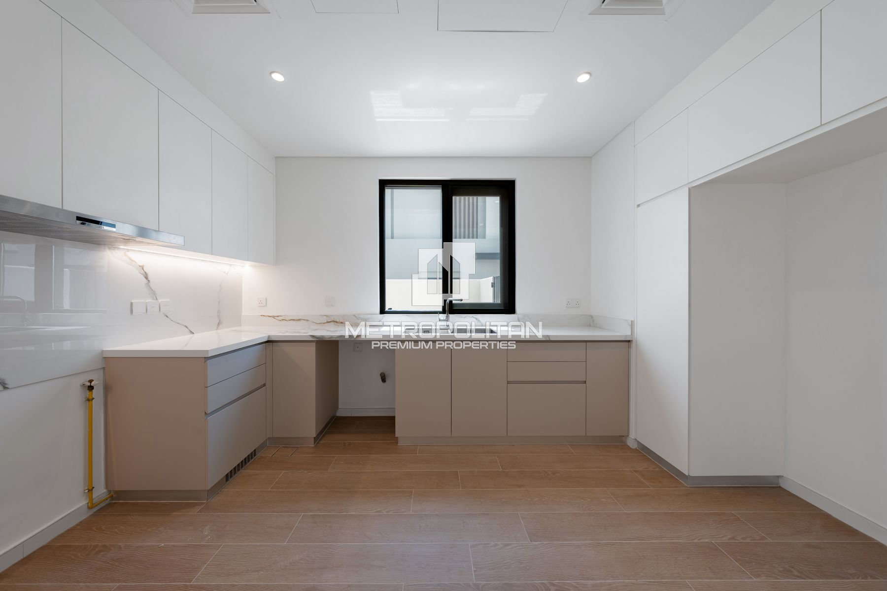 Spacious | Ready to Move-in | Corner | 2 Cheques