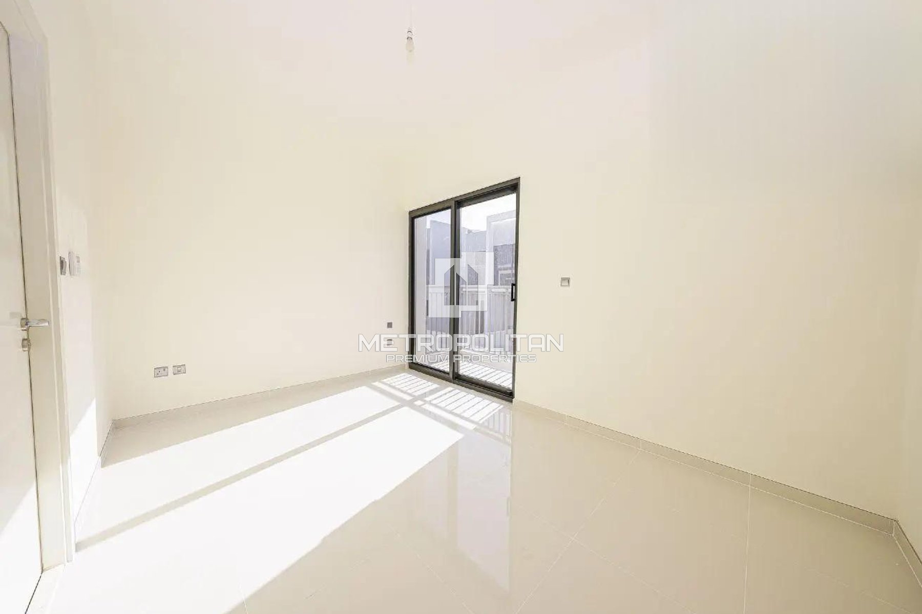 Vacant | Corner Unit | Near Pool | Single Row