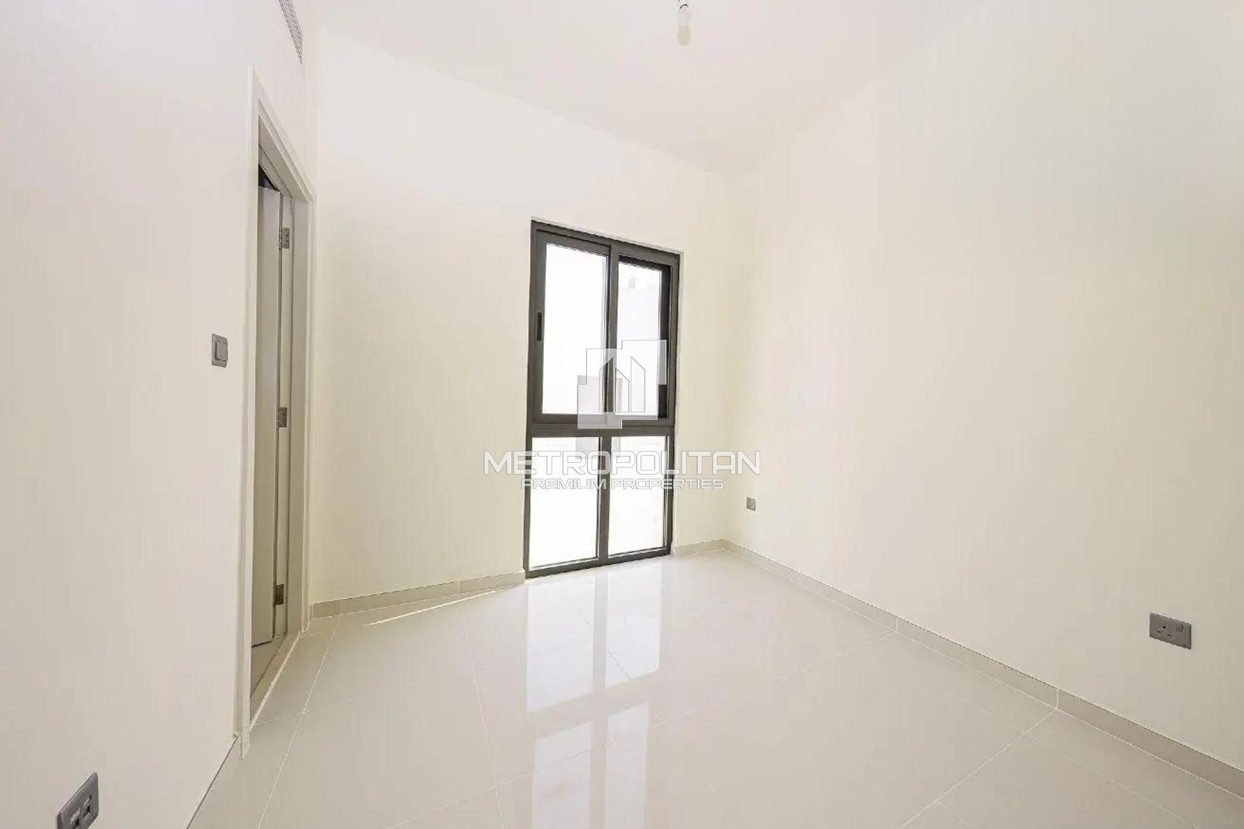 Vacant | Corner Unit | Near Pool | Single Row