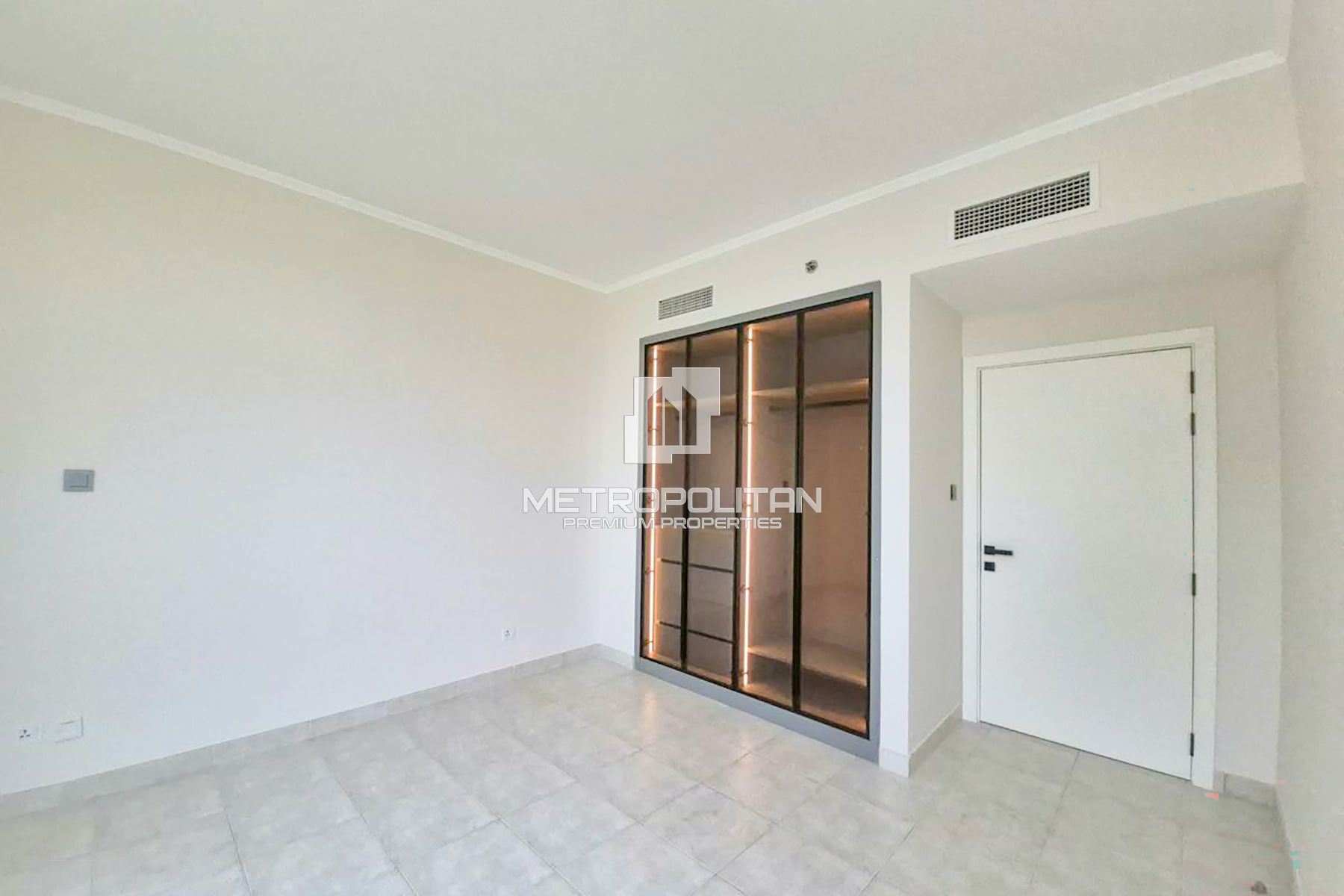 Spacious 3BR | Sea & Skyline View | Upgraded