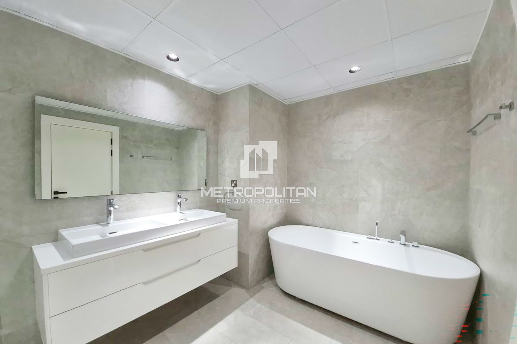Spacious 3BR | Sea & Skyline View | Upgraded