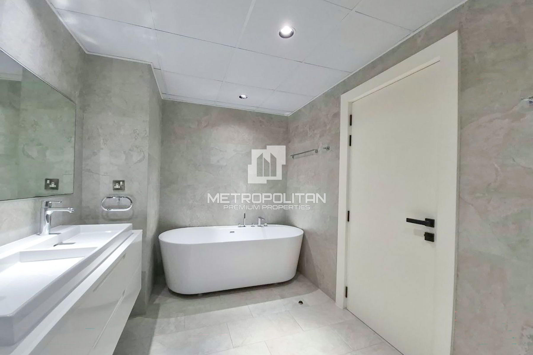 Spacious 3BR | Sea & Skyline View | Upgraded
