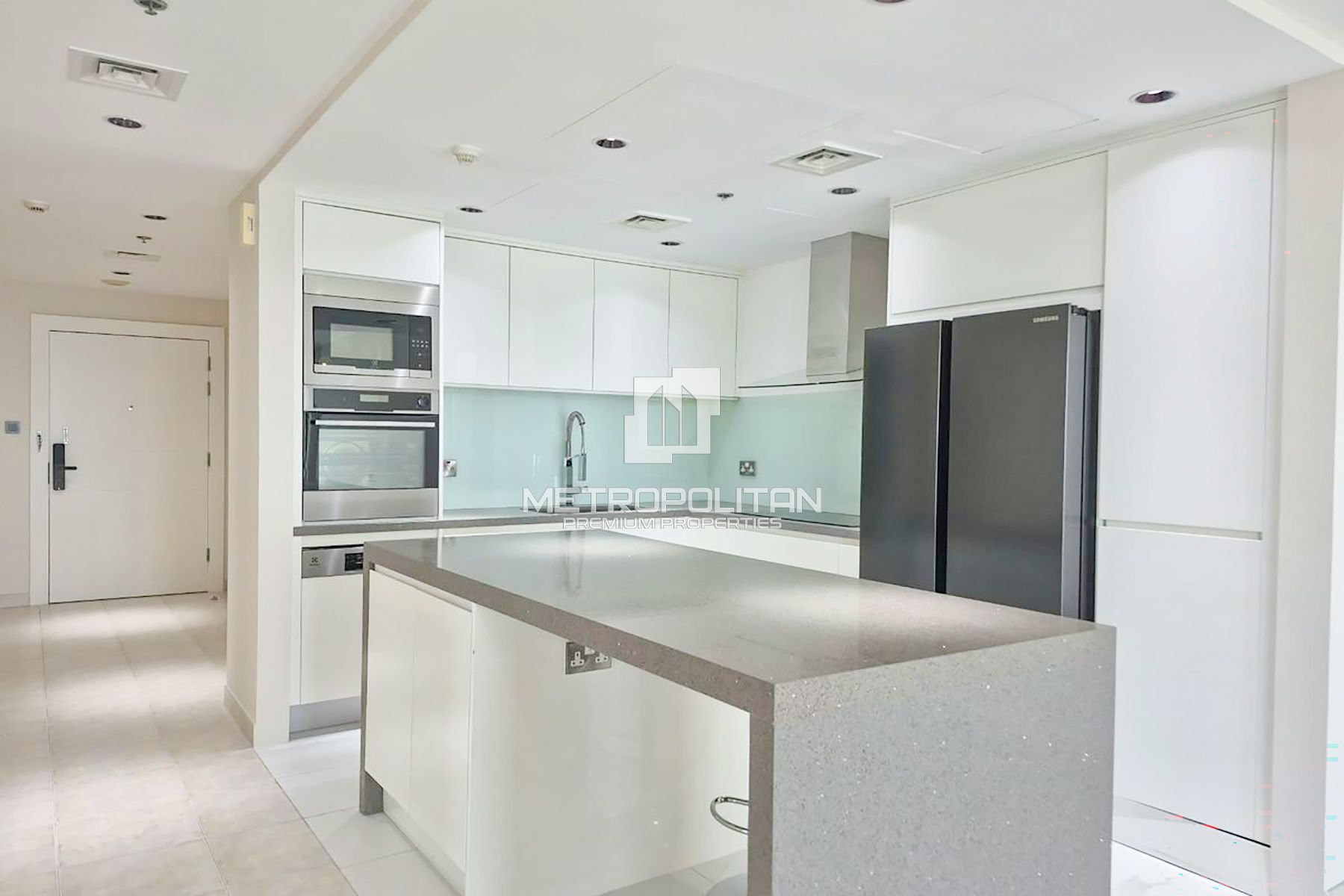 Spacious 3BR | Sea & Skyline View | Upgraded