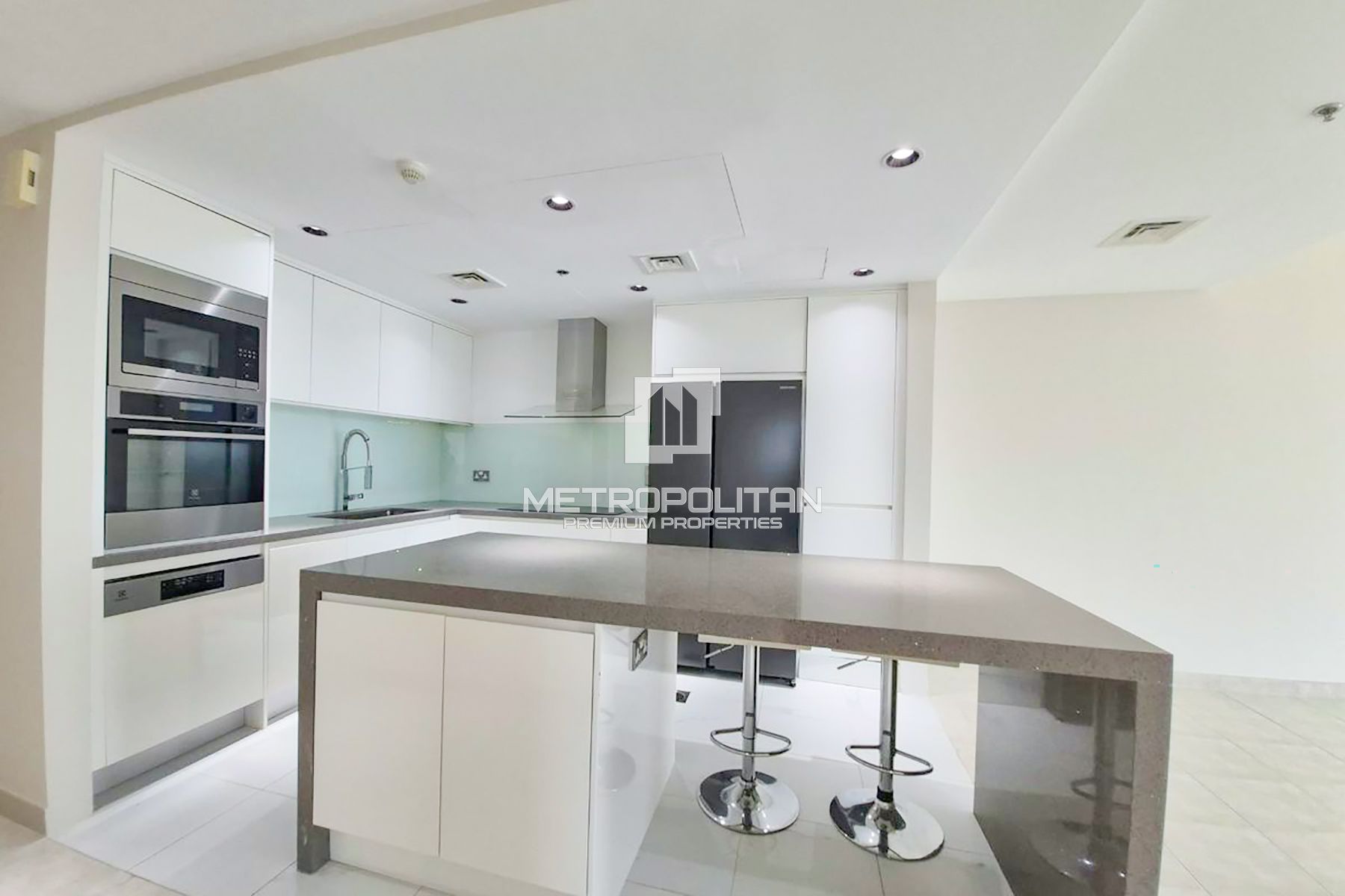 Spacious 3BR | Sea & Skyline View | Upgraded