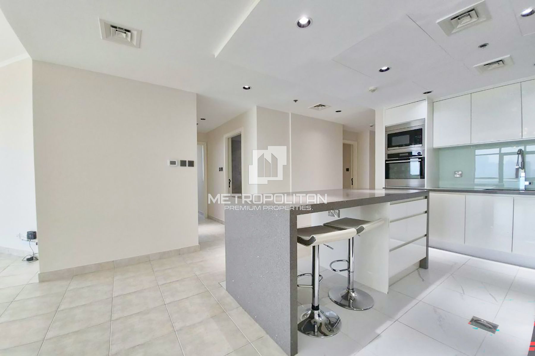 Spacious 3BR | Sea & Skyline View | Upgraded
