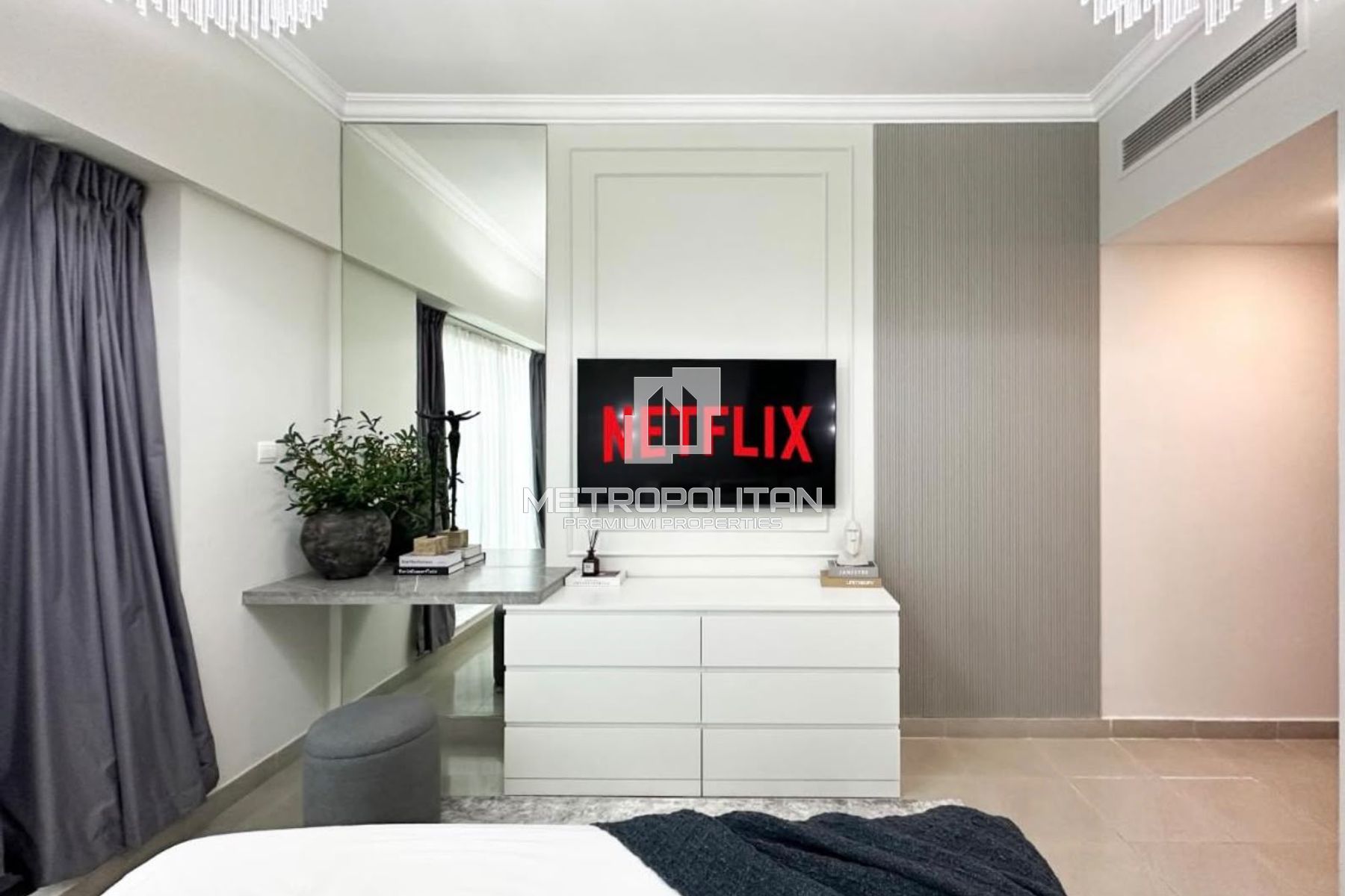 Stunning Upgraded Fully Furnished 1 Bedroom