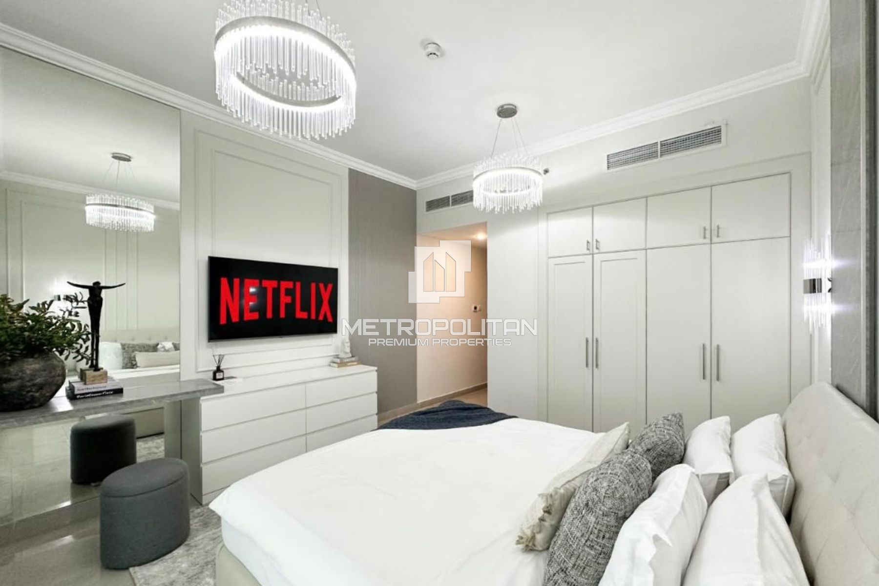 Stunning Upgraded Fully Furnished 1 Bedroom