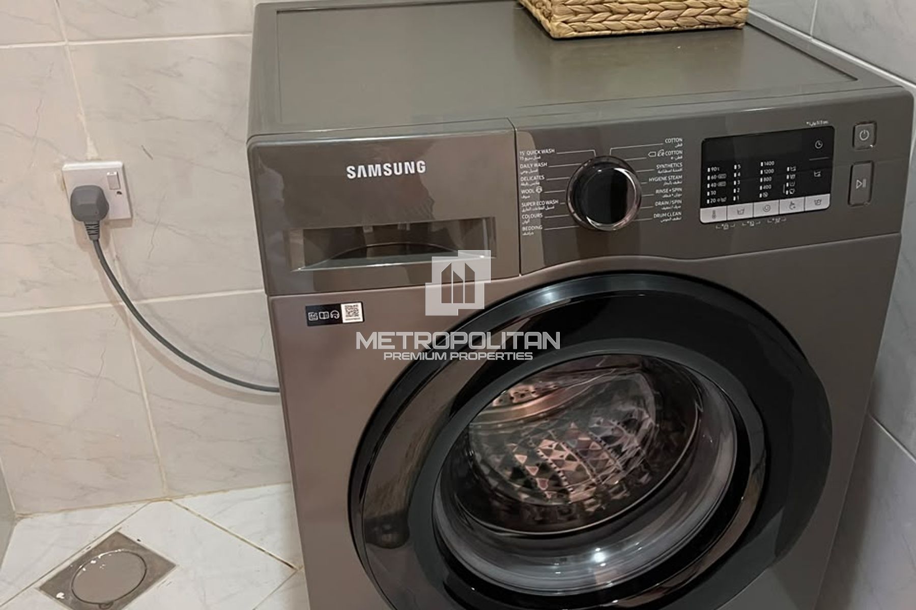 Stunning Upgraded Fully Furnished 1 Bedroom