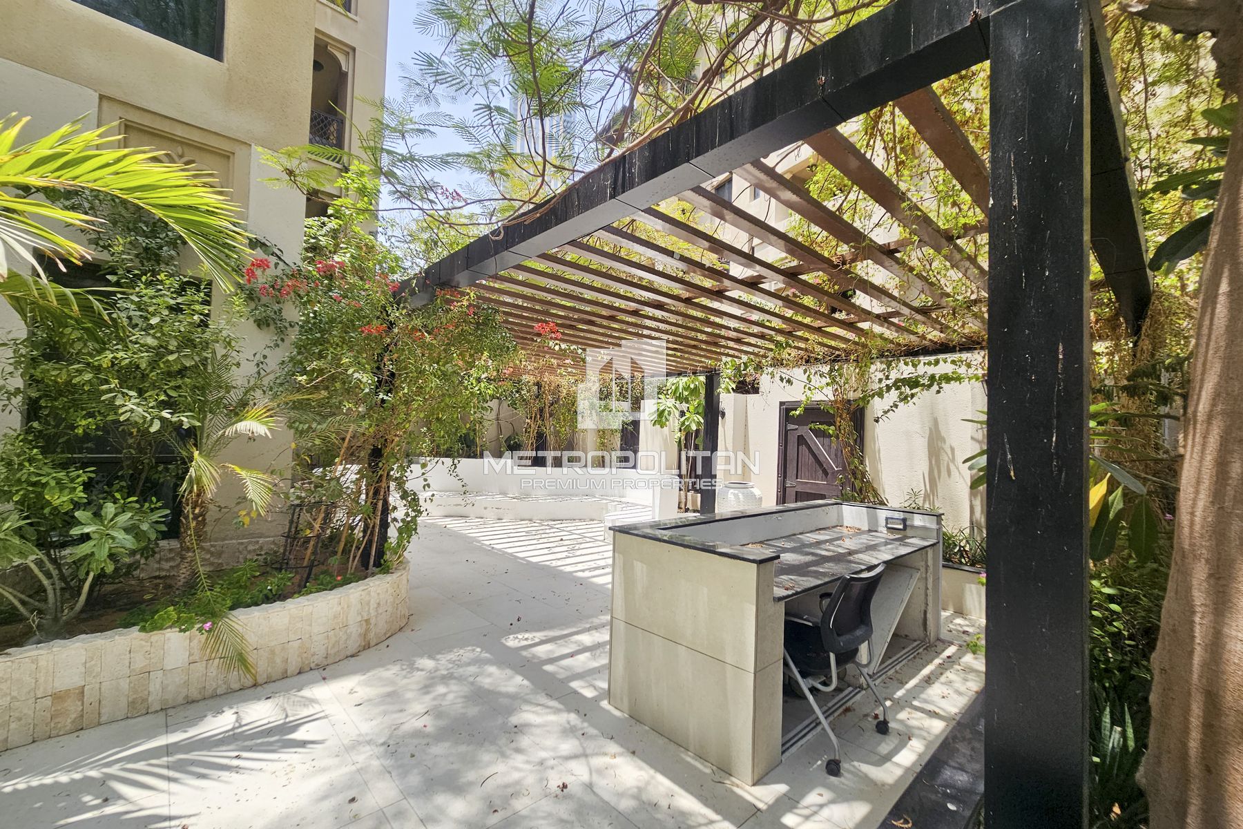 Private Corner Garden | Upgraded | Area Specialist