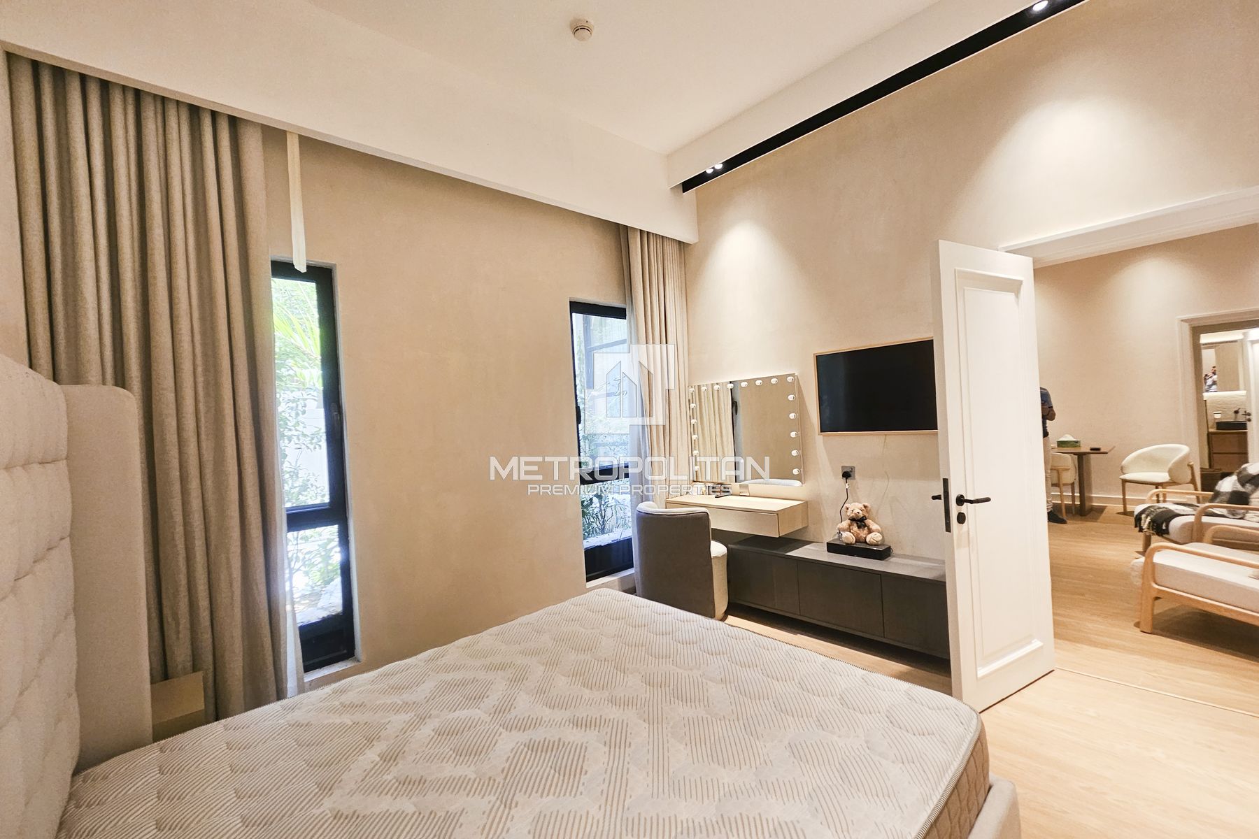 Private Corner Garden | Upgraded | Area Specialist