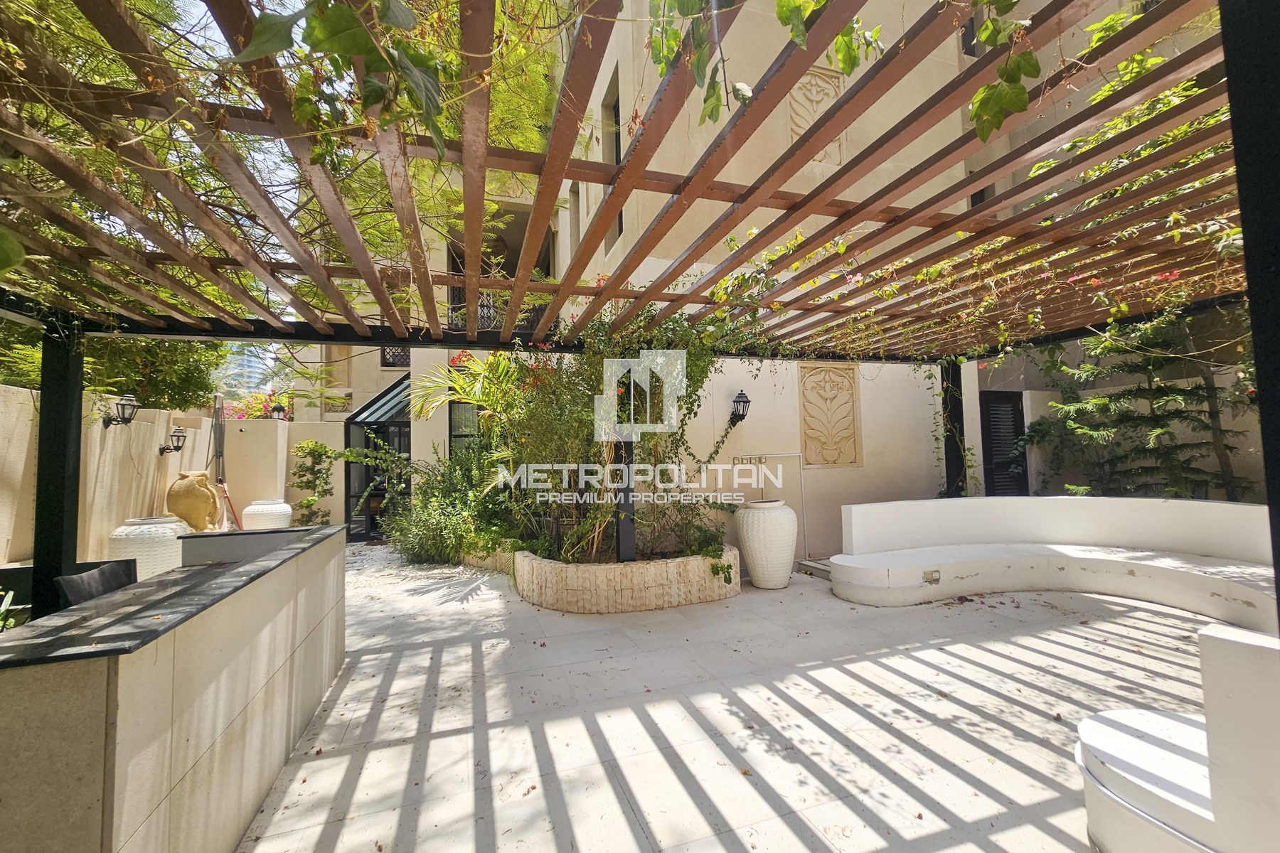 Private Corner Garden | Upgraded | Area Specialist