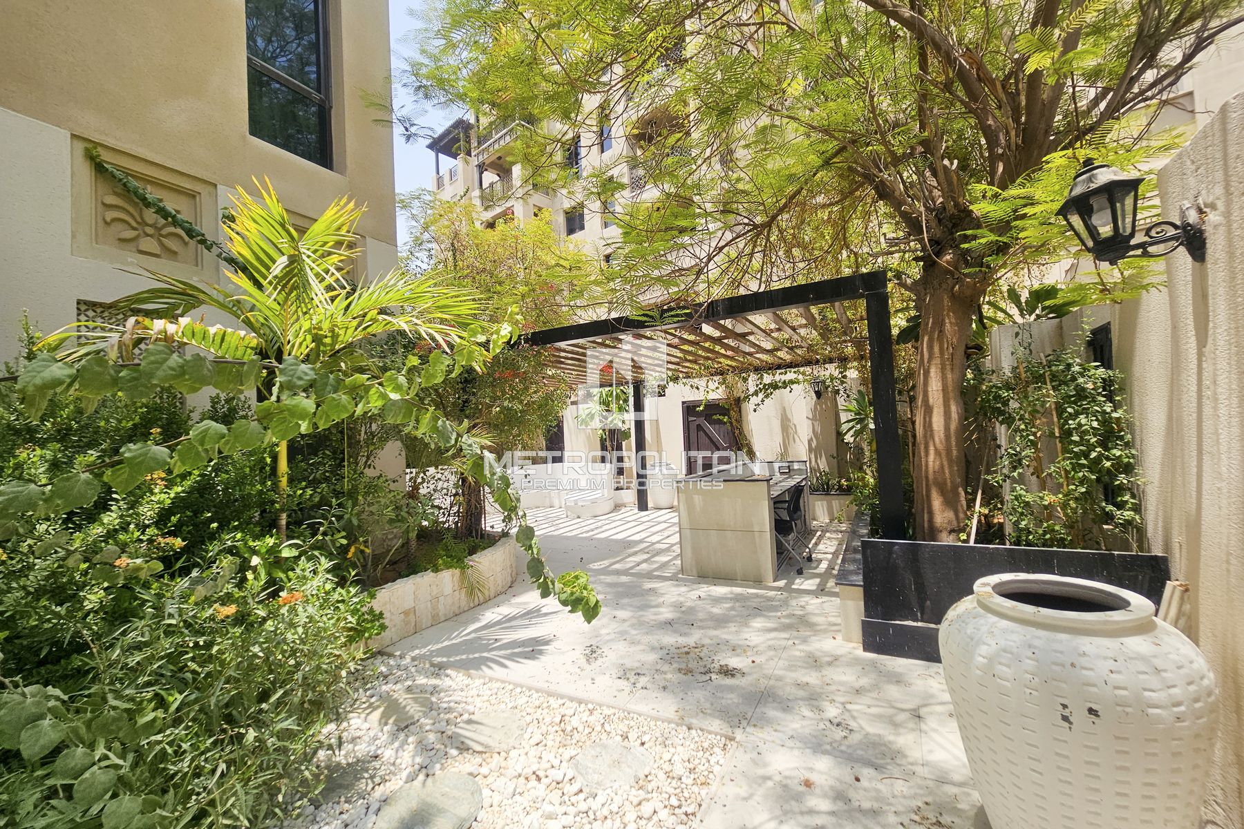 Private Corner Garden | Upgraded | Area Specialist