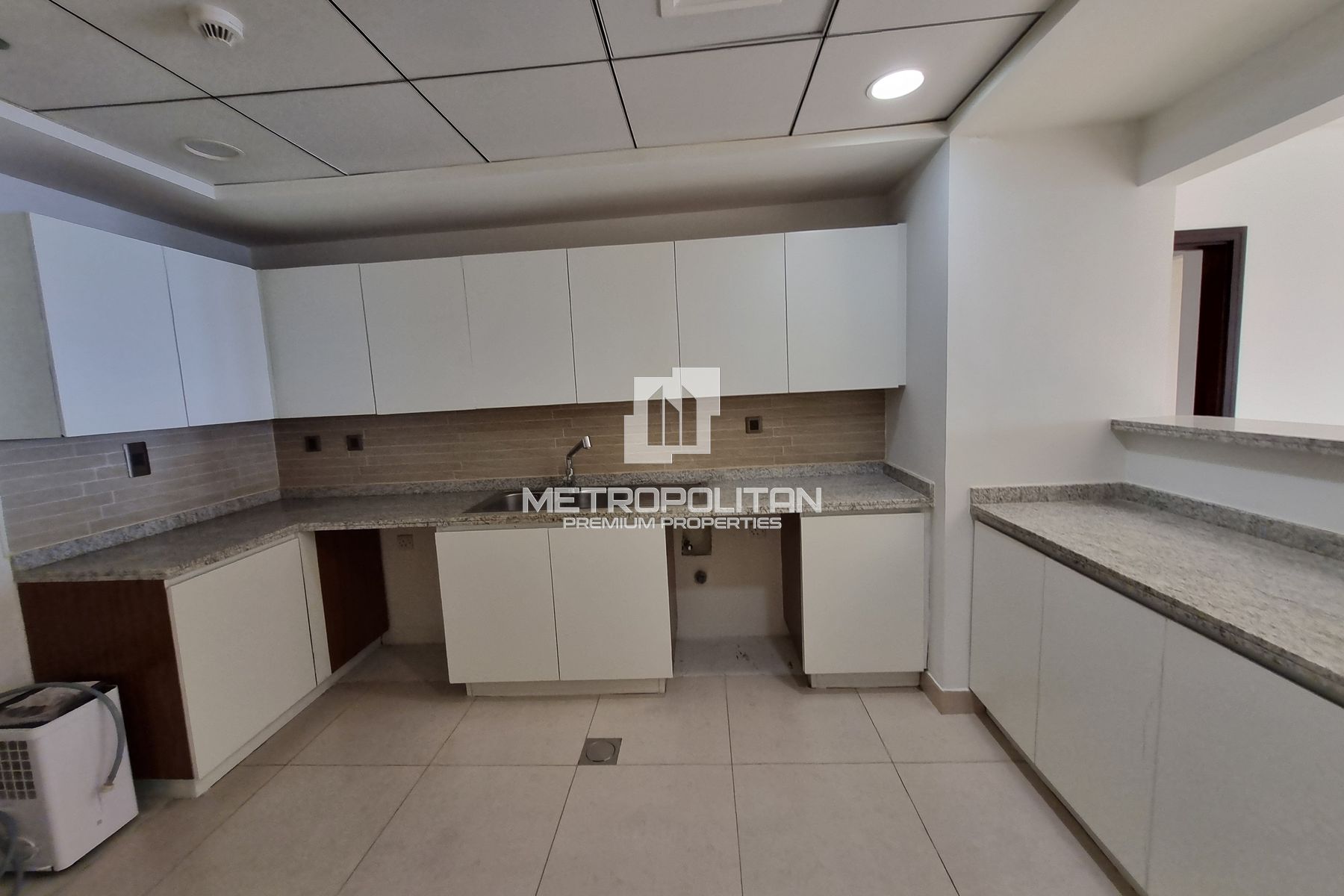 Spacious | Maids| Storage| Vacant| Beach| Sea View