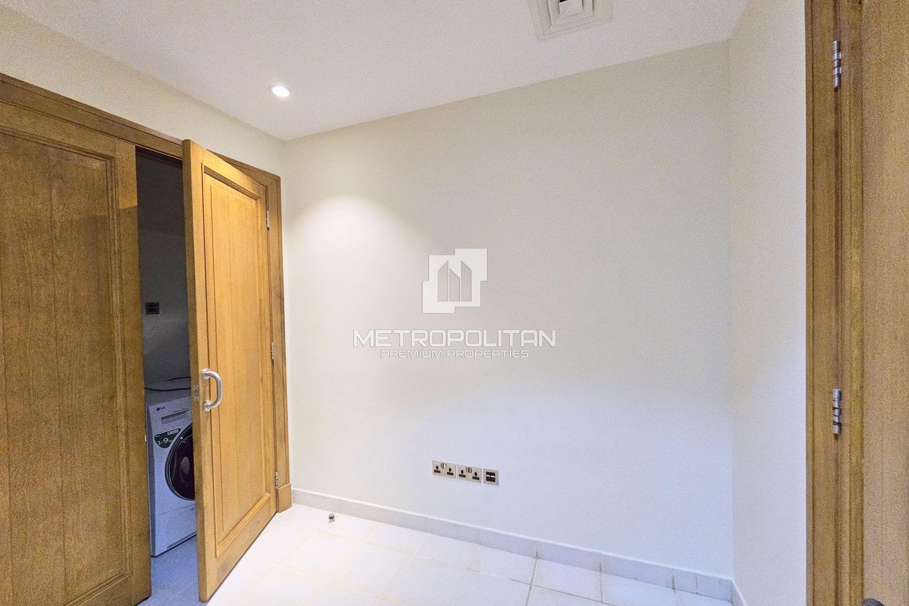 Corner Private Garden | Study Room | Bright Unit