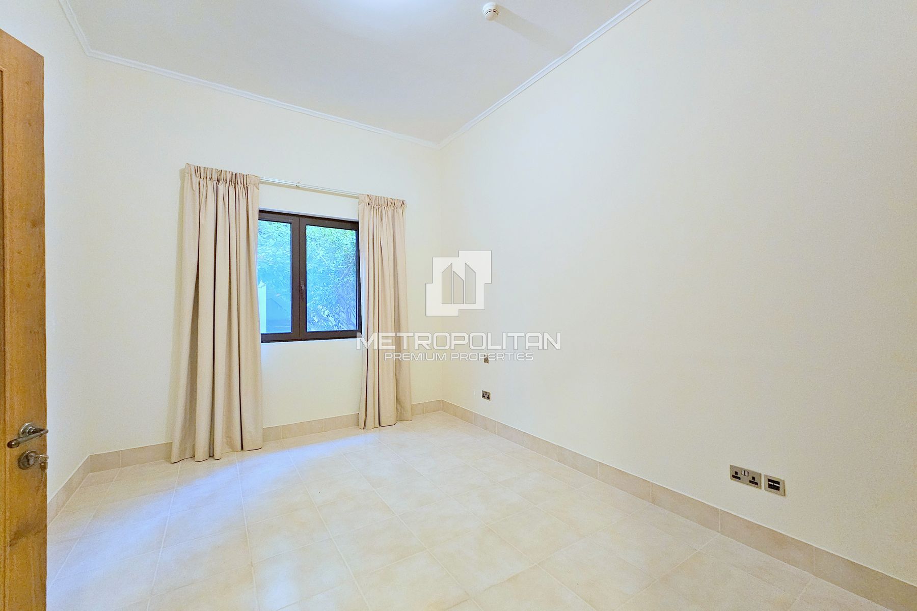 Corner Private Garden | Study Room | Bright Unit