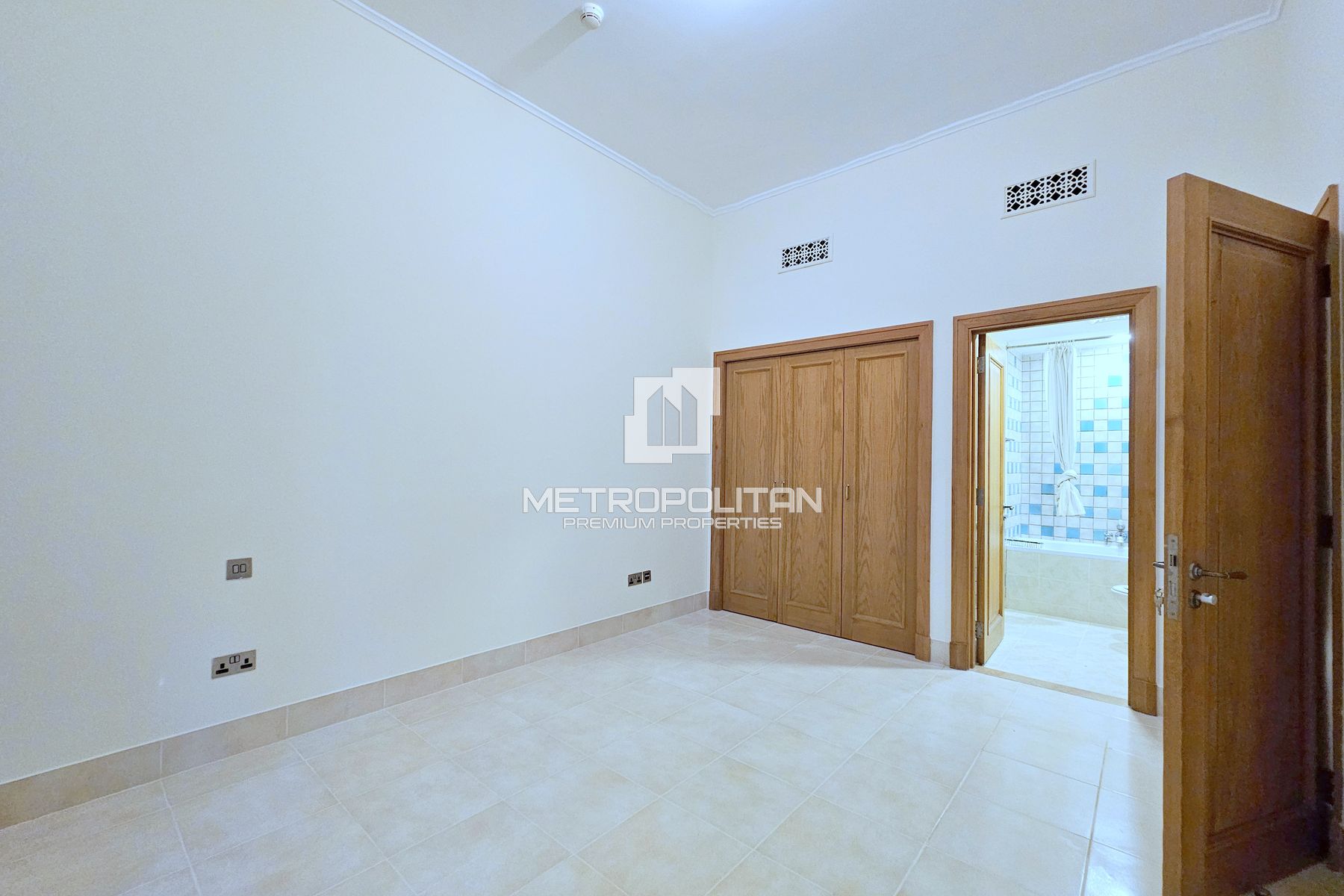 Corner Private Garden | Study Room | Bright Unit