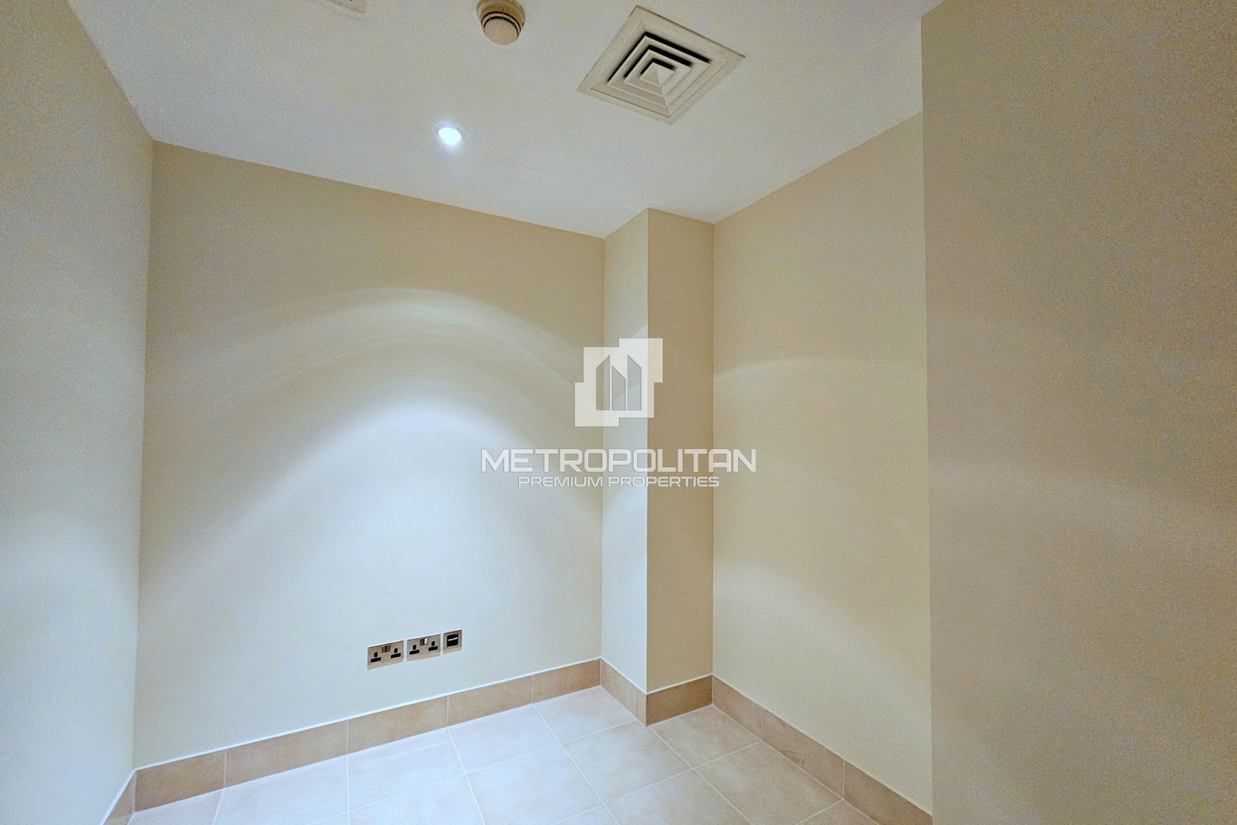 Corner Private Garden | Study Room | Bright Unit