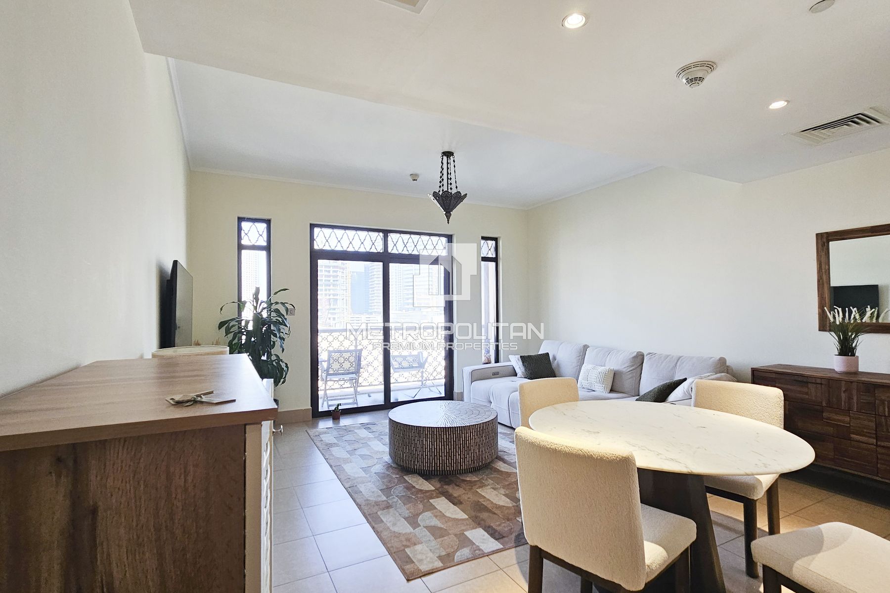 Burj Khalifa View | Bright Apartment |  Vacant