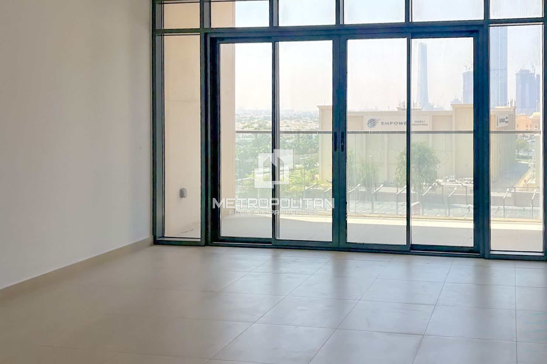 Vida Branded| Bright Interior | Direct Mall Access
