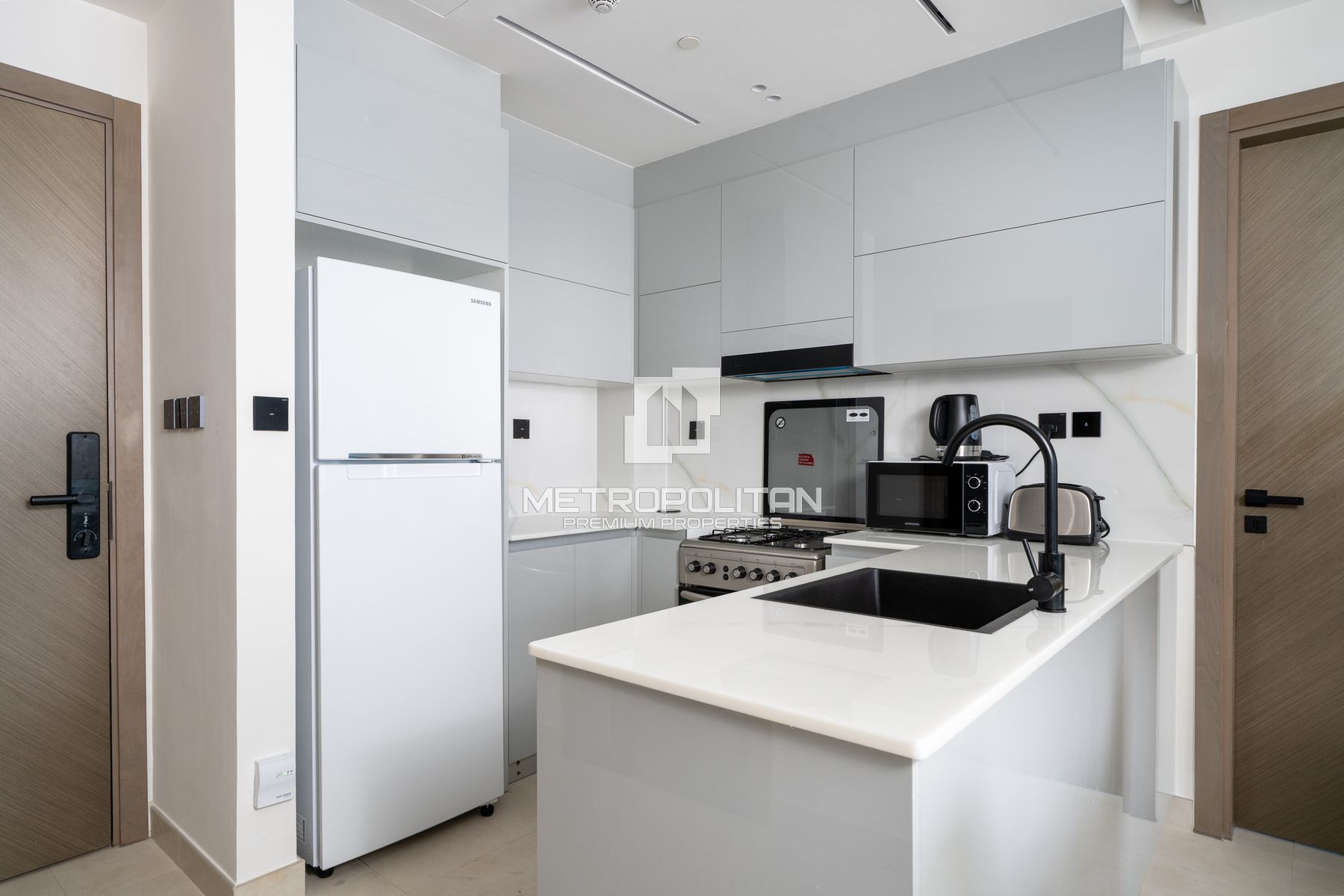 Furnished | Private Jacuzzi | En-Suite| High floor