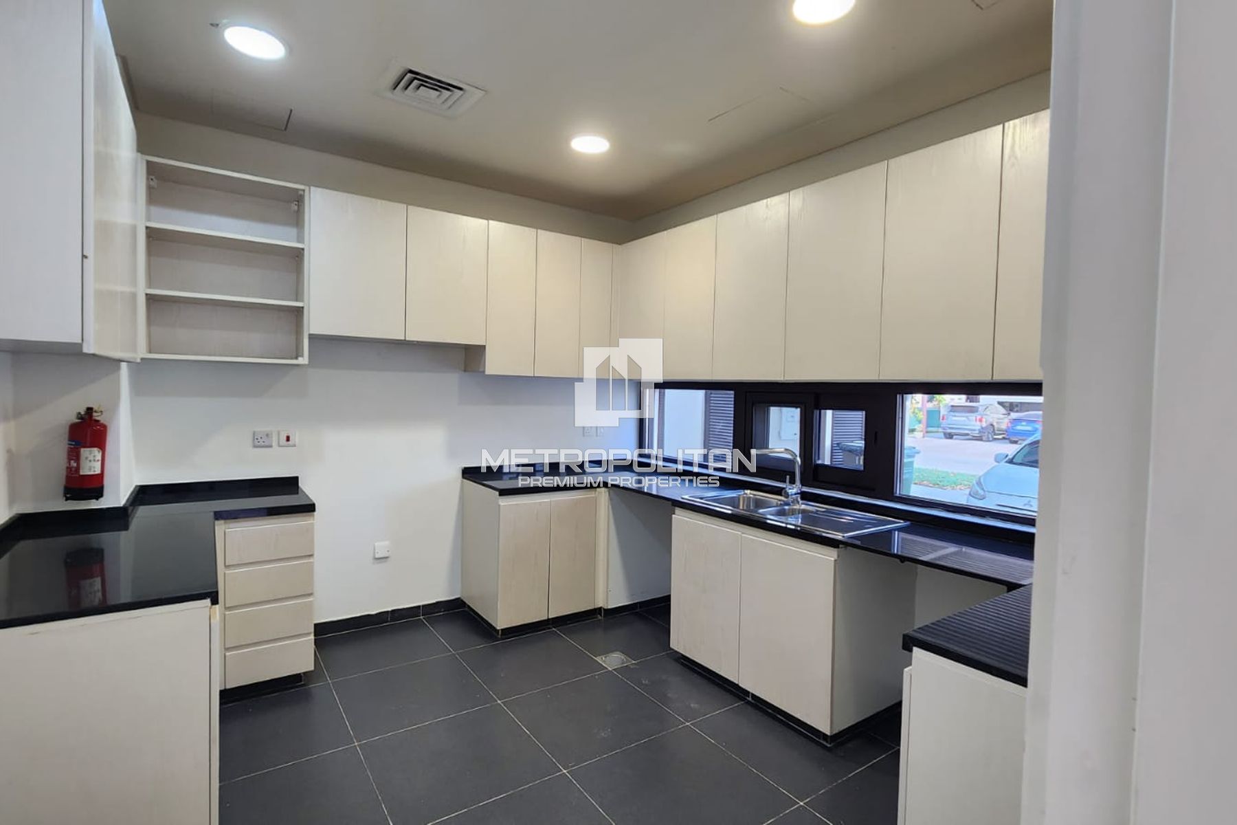 Vacant | Unfurnished | Maids | Golf Community