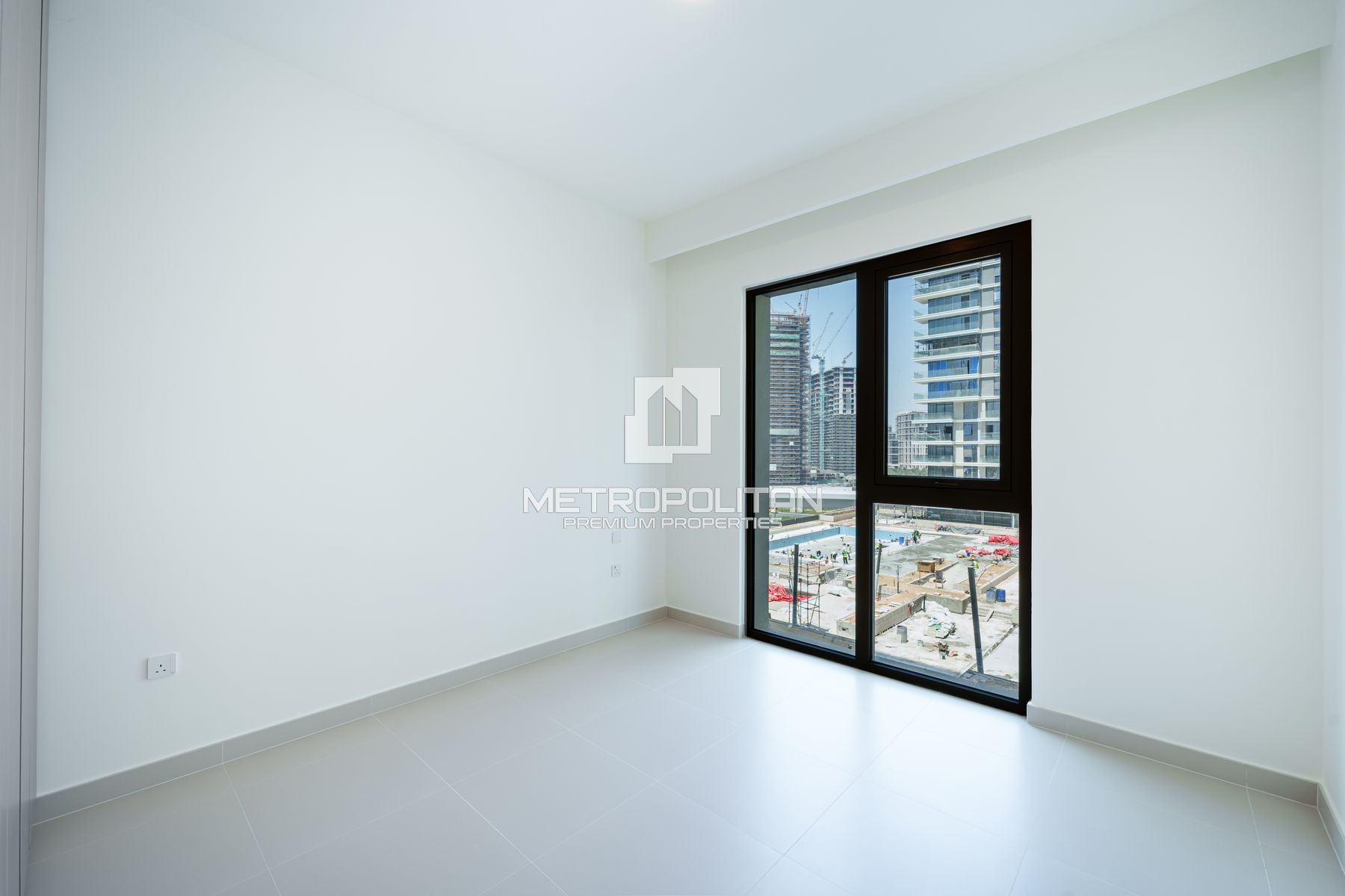 Brand New | Close Hills Mall | Prime Location