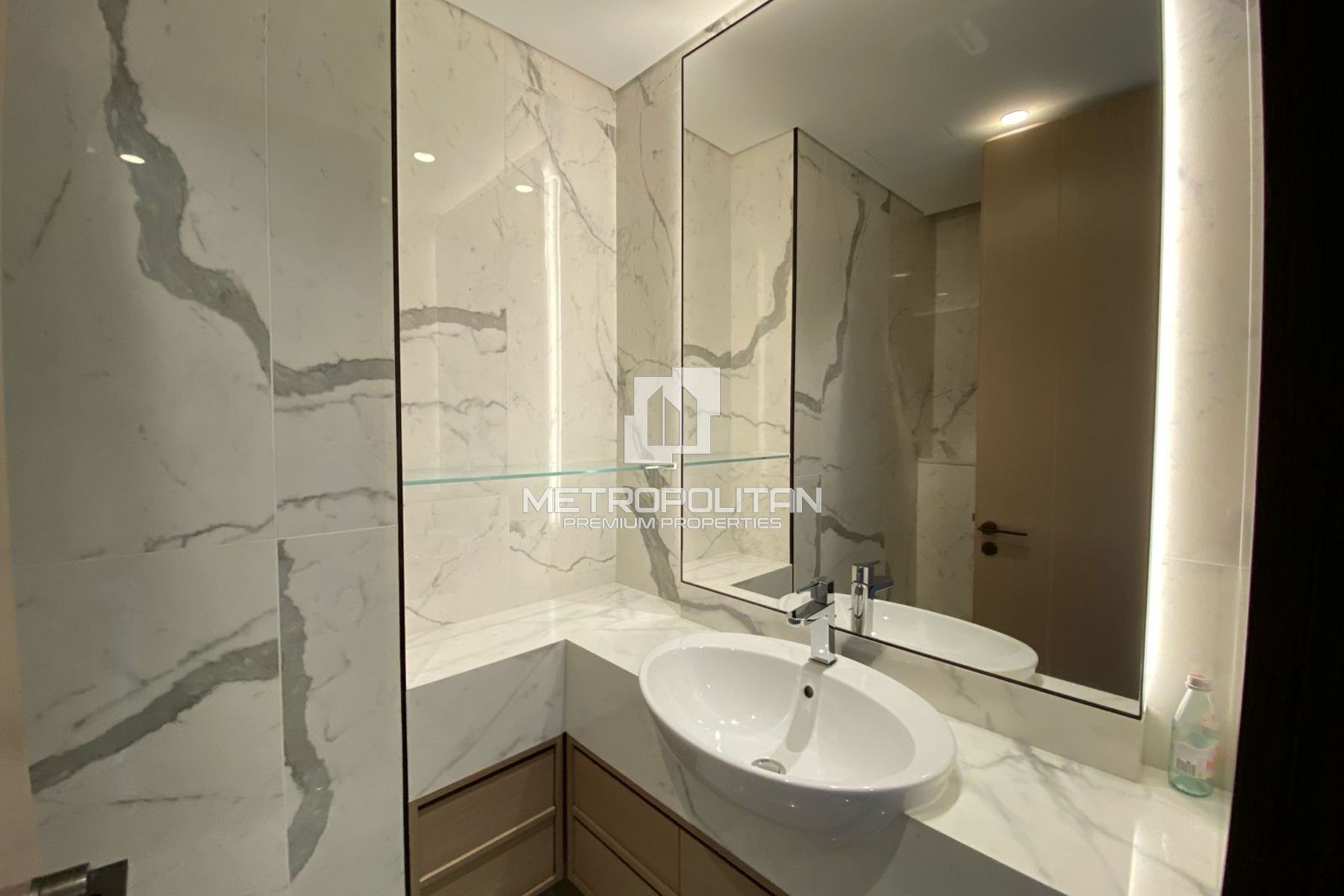Luxury & Italian Furnishing | Skyline View |Vacant