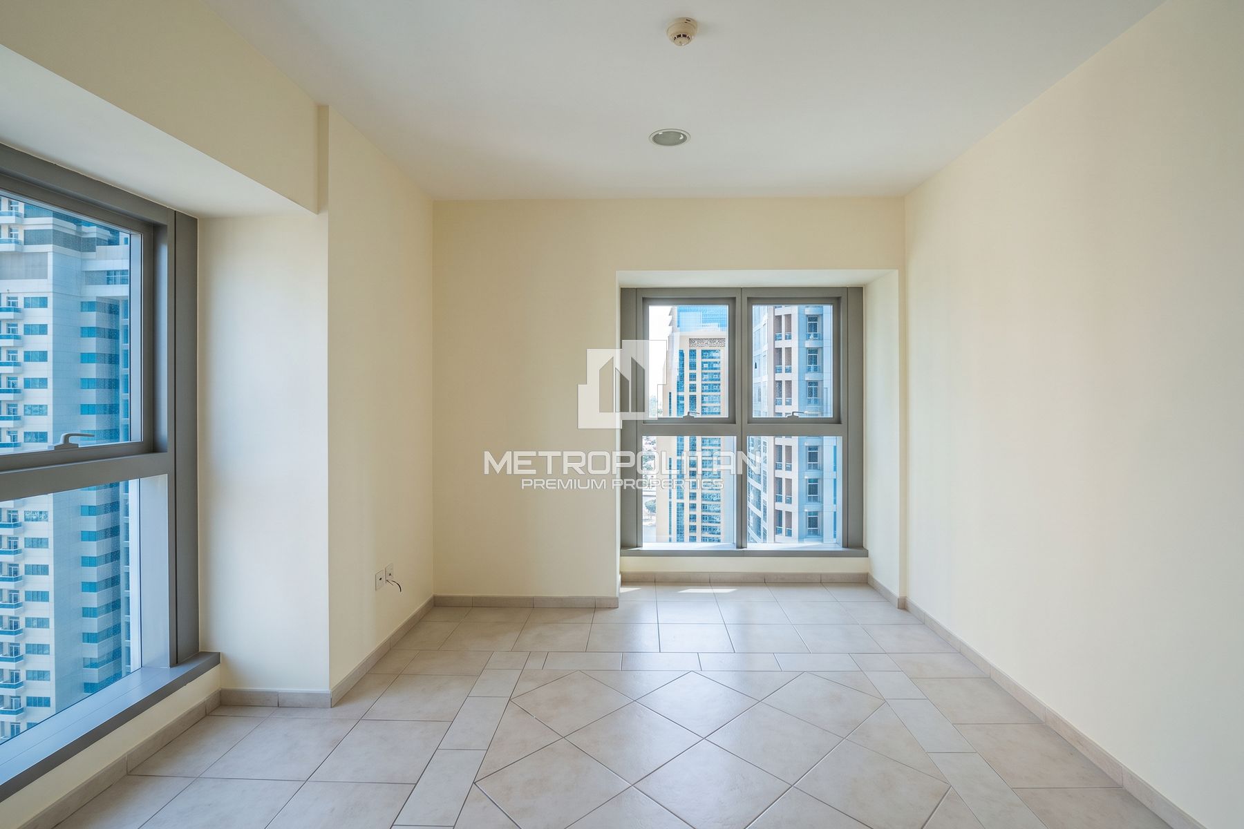 Mid-Floor | Multiple Cheques | Partial Palm View