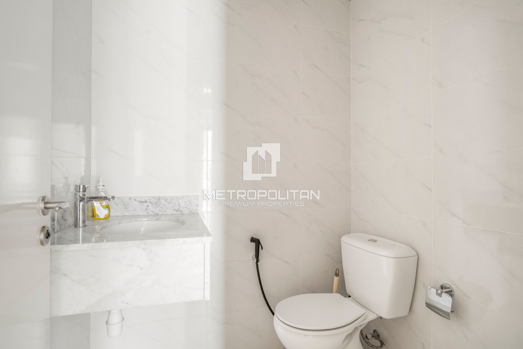 Image - Fairmont Hotel, Sheikh Zayed Road, Dubai | Project - Office