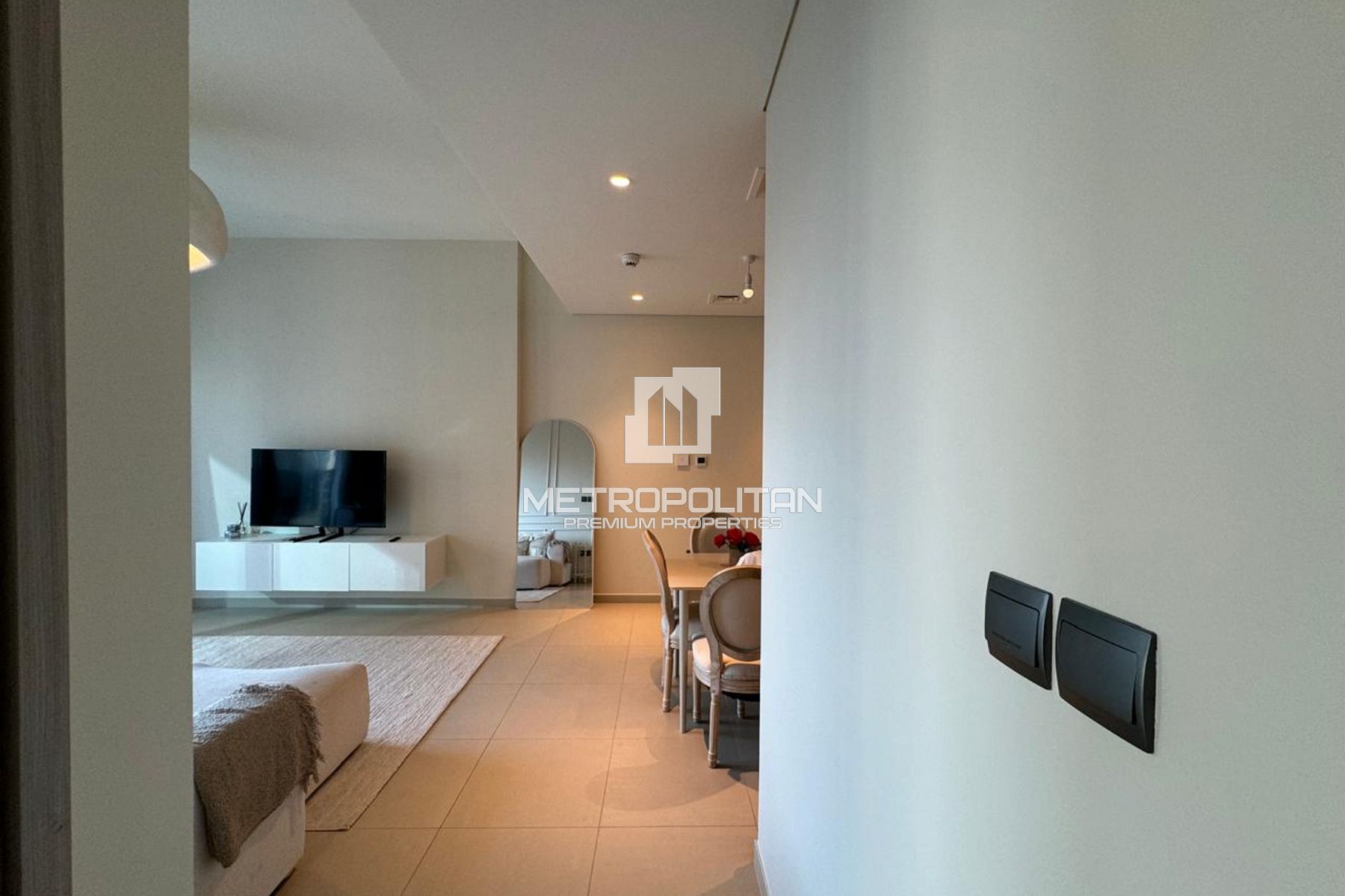 Fully Furnished 1BR High Floor BLVD View photo-5