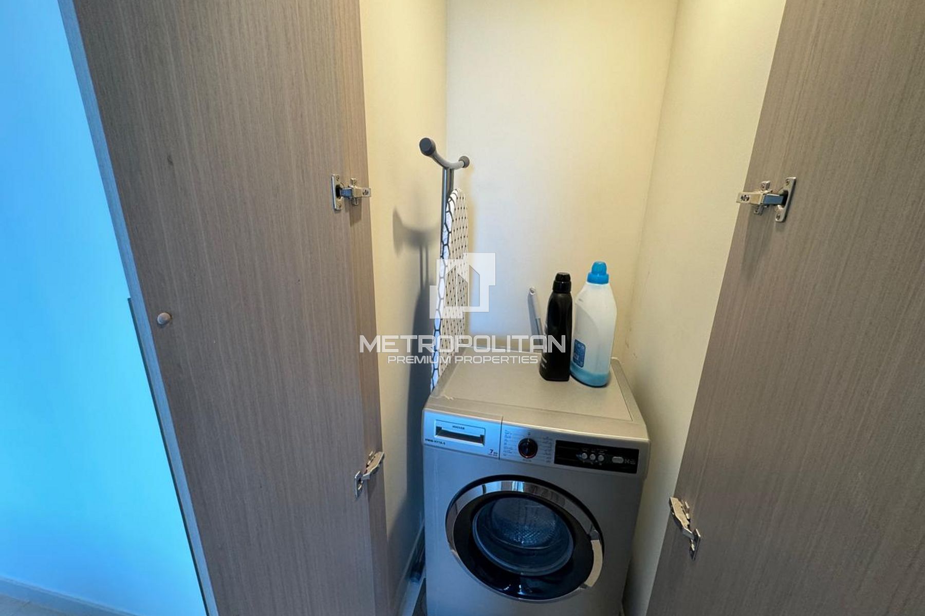 Fully Furnished 1BR High Floor BLVD View photo-6