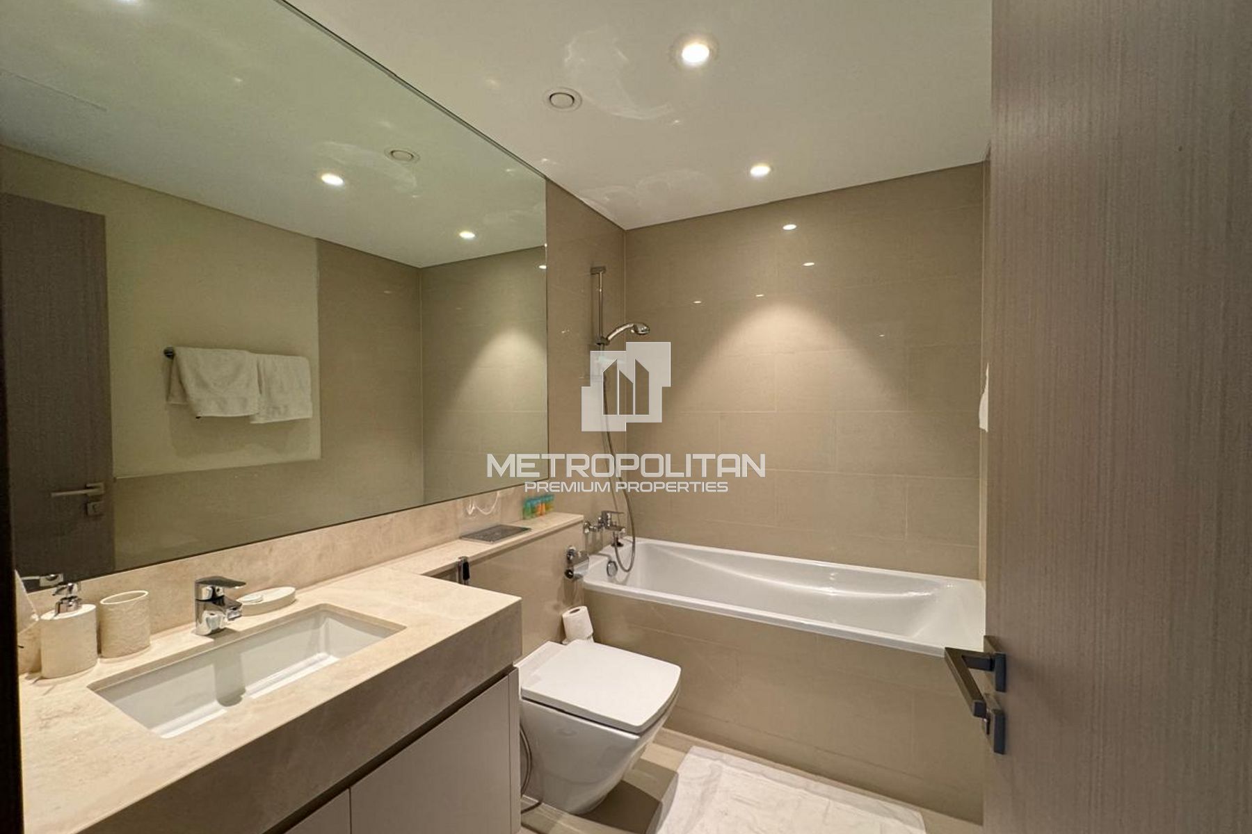 Fully Furnished 1BR High Floor BLVD View photo-9