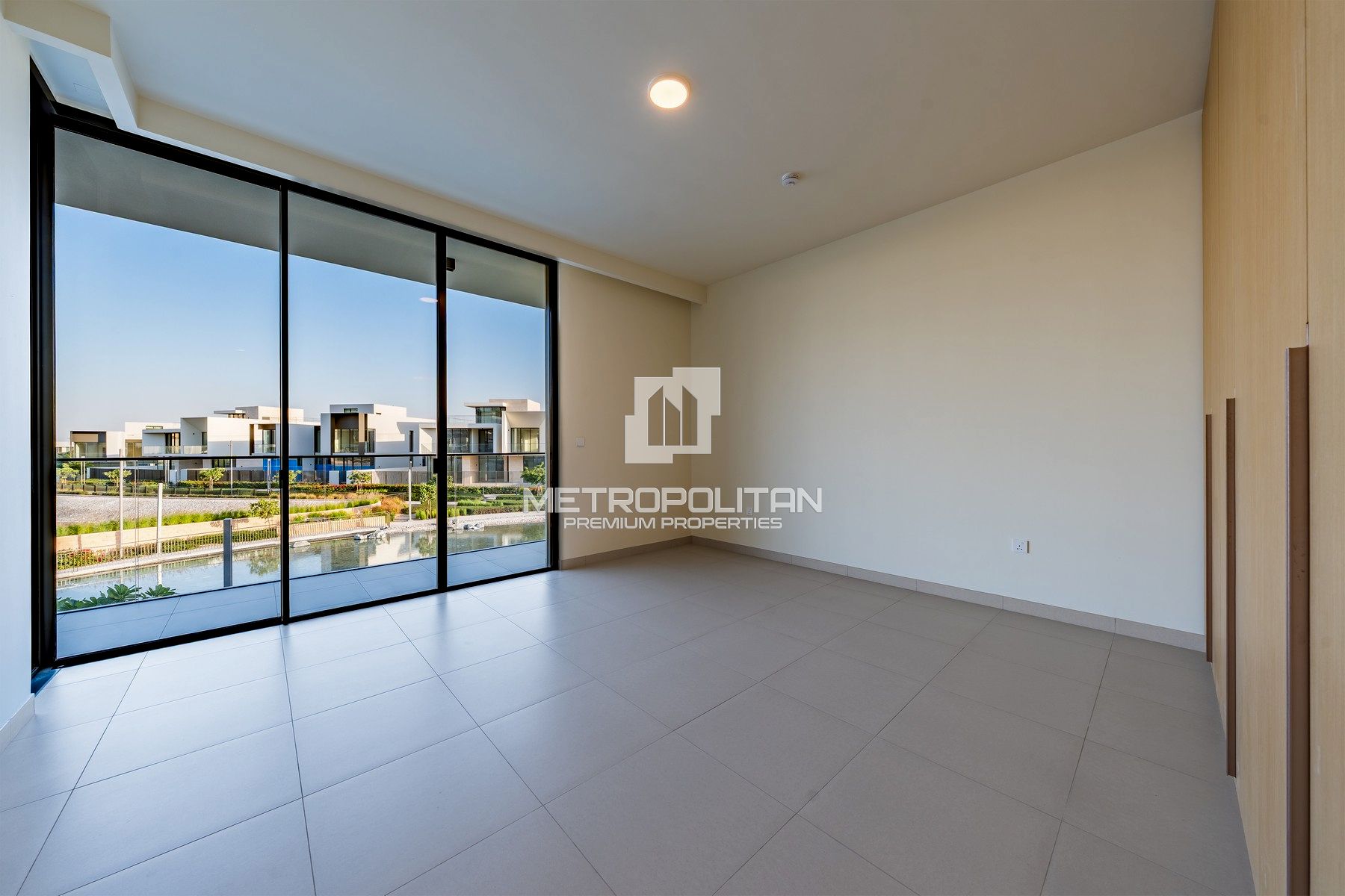 Luxurious | Prime First Row | Open Lake View