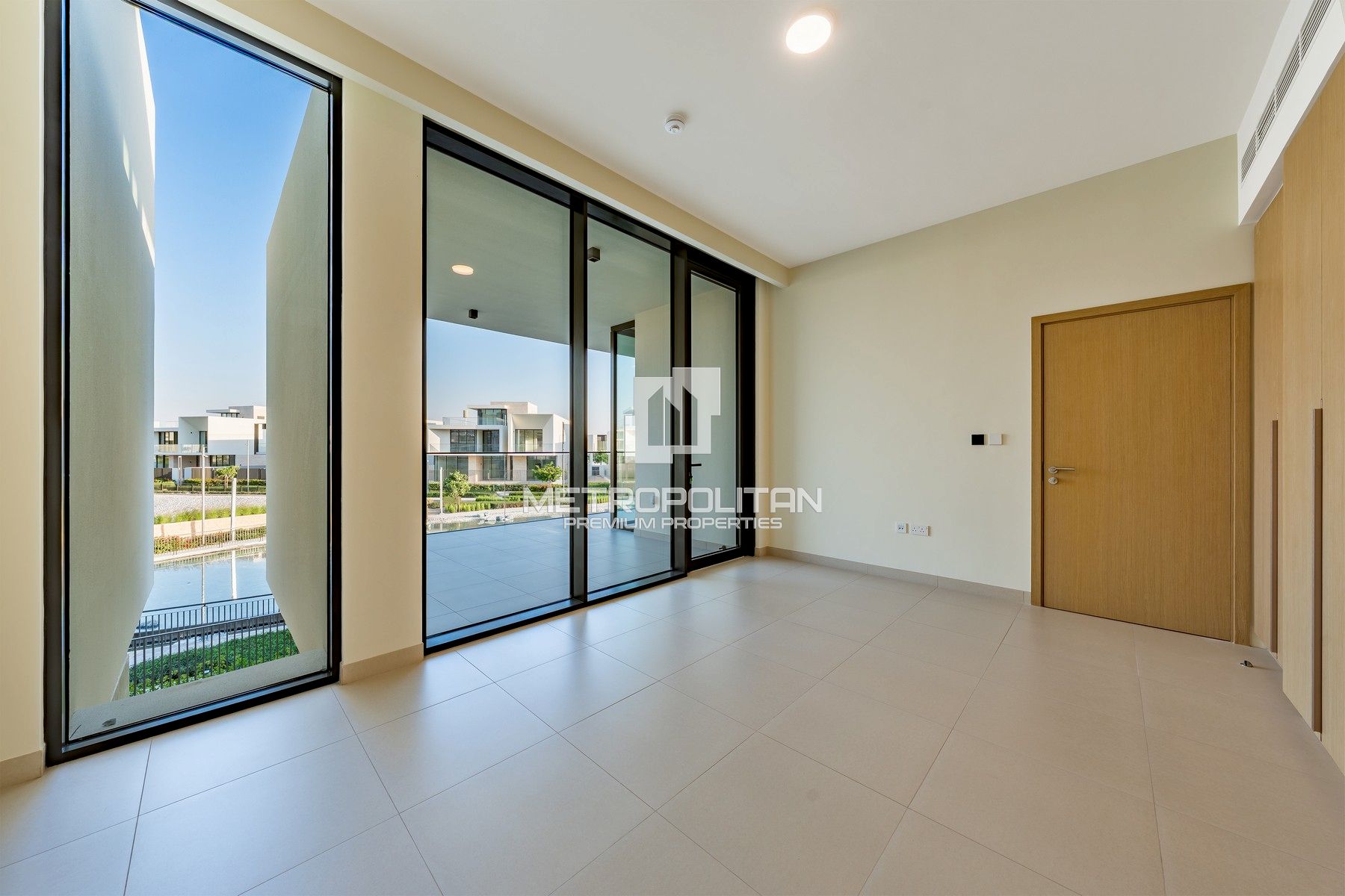 Luxurious | Prime First Row | Open Lake View