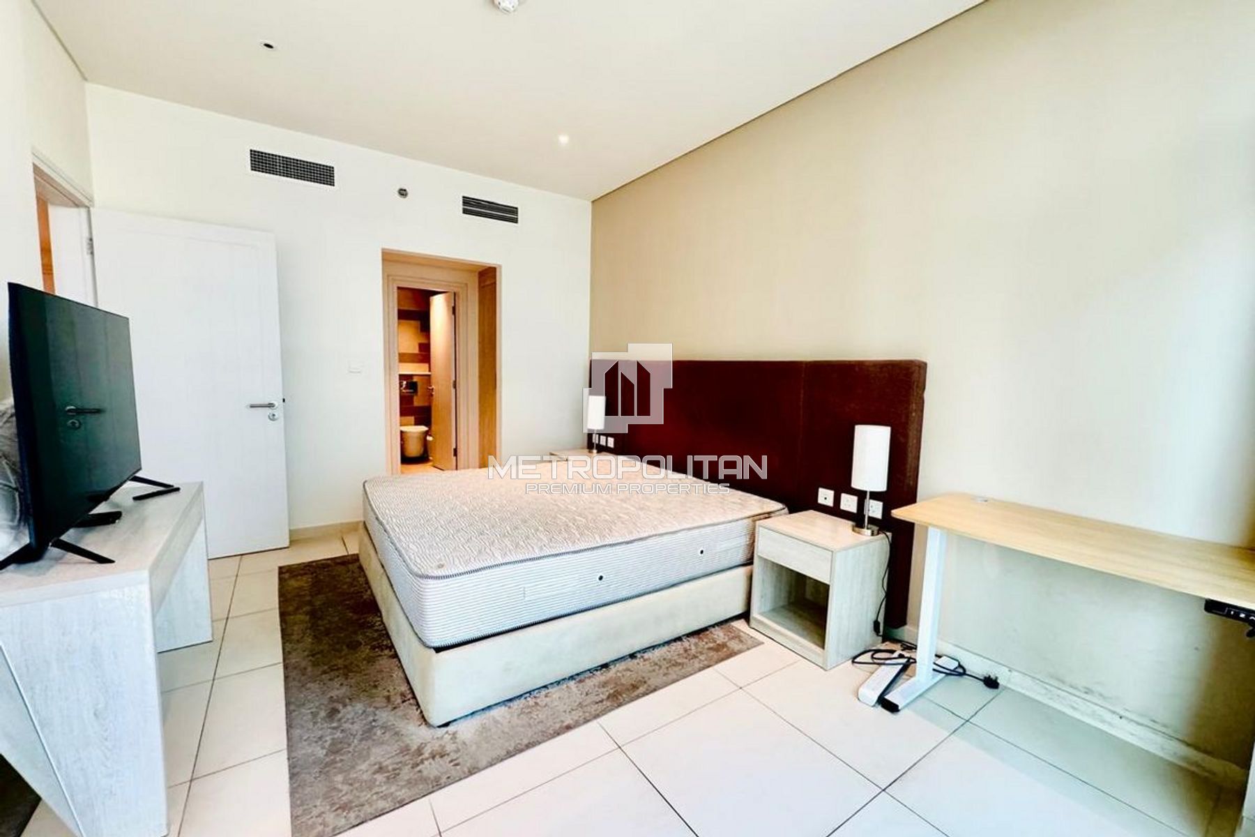 Premium Location | Bright | Furnished photo-0