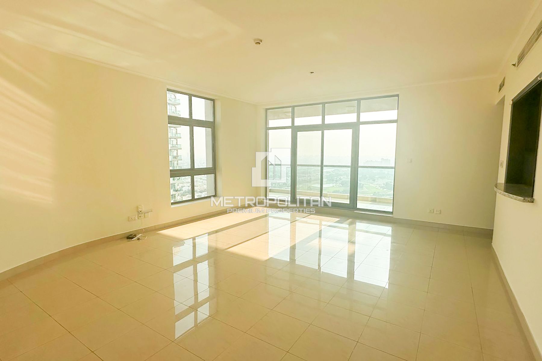 Spacious | High Floor | Golf Views | Vacant photo-2
