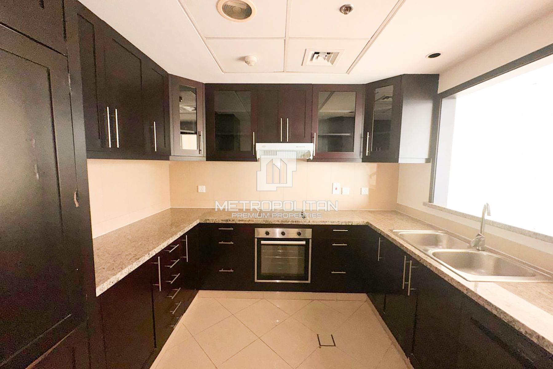 Spacious | High Floor | Golf Views | Vacant photo-3