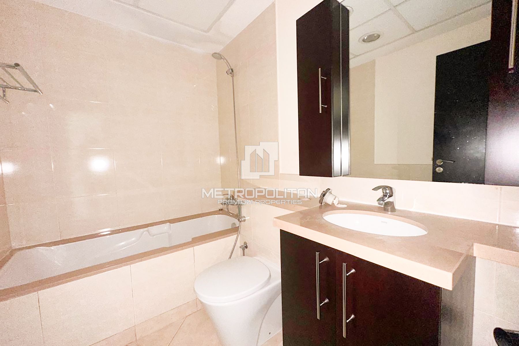 Spacious | High Floor | Golf Views | Vacant photo-9