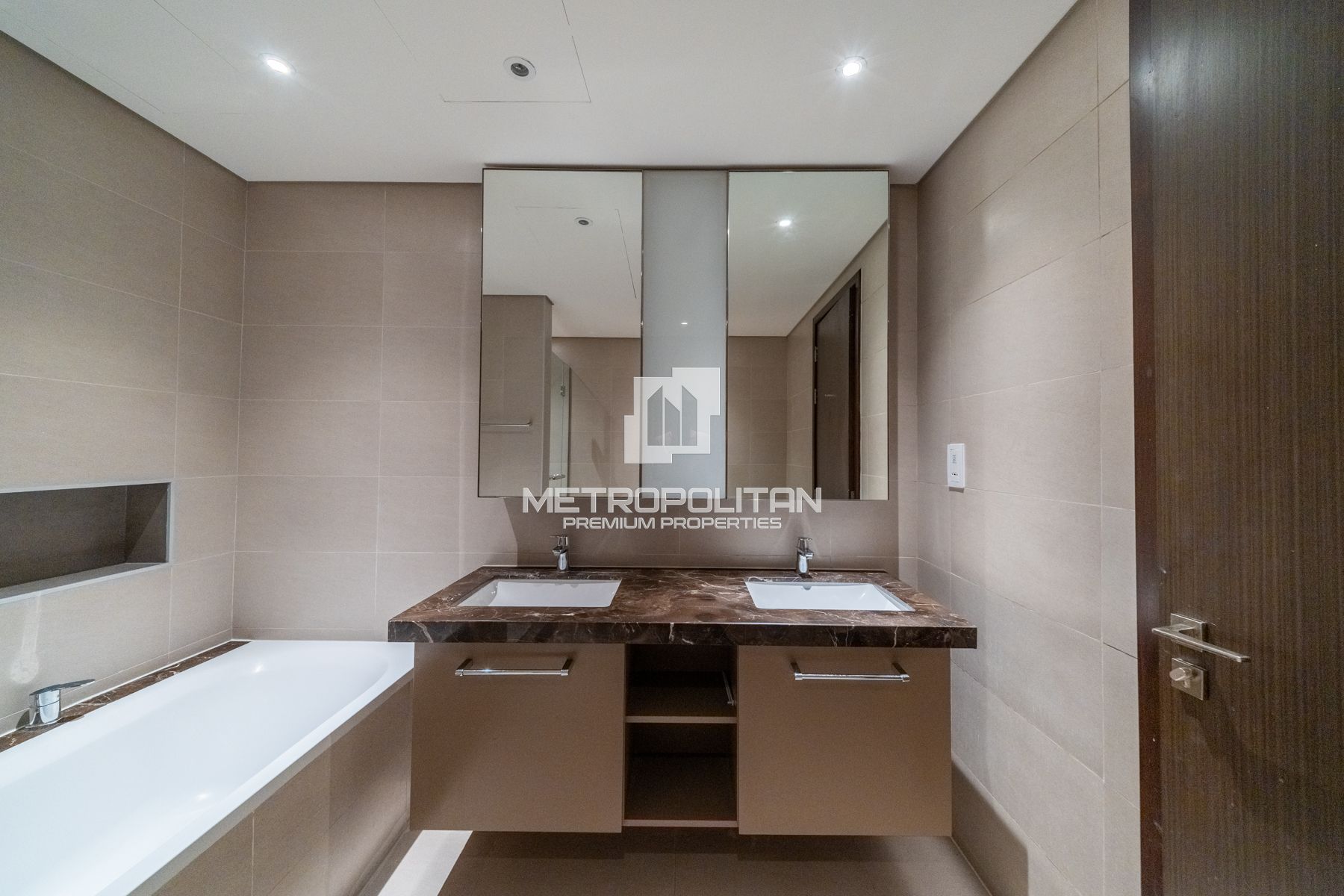 Elegant 2Bed Apartment | Prime Location | Vacant photo-2