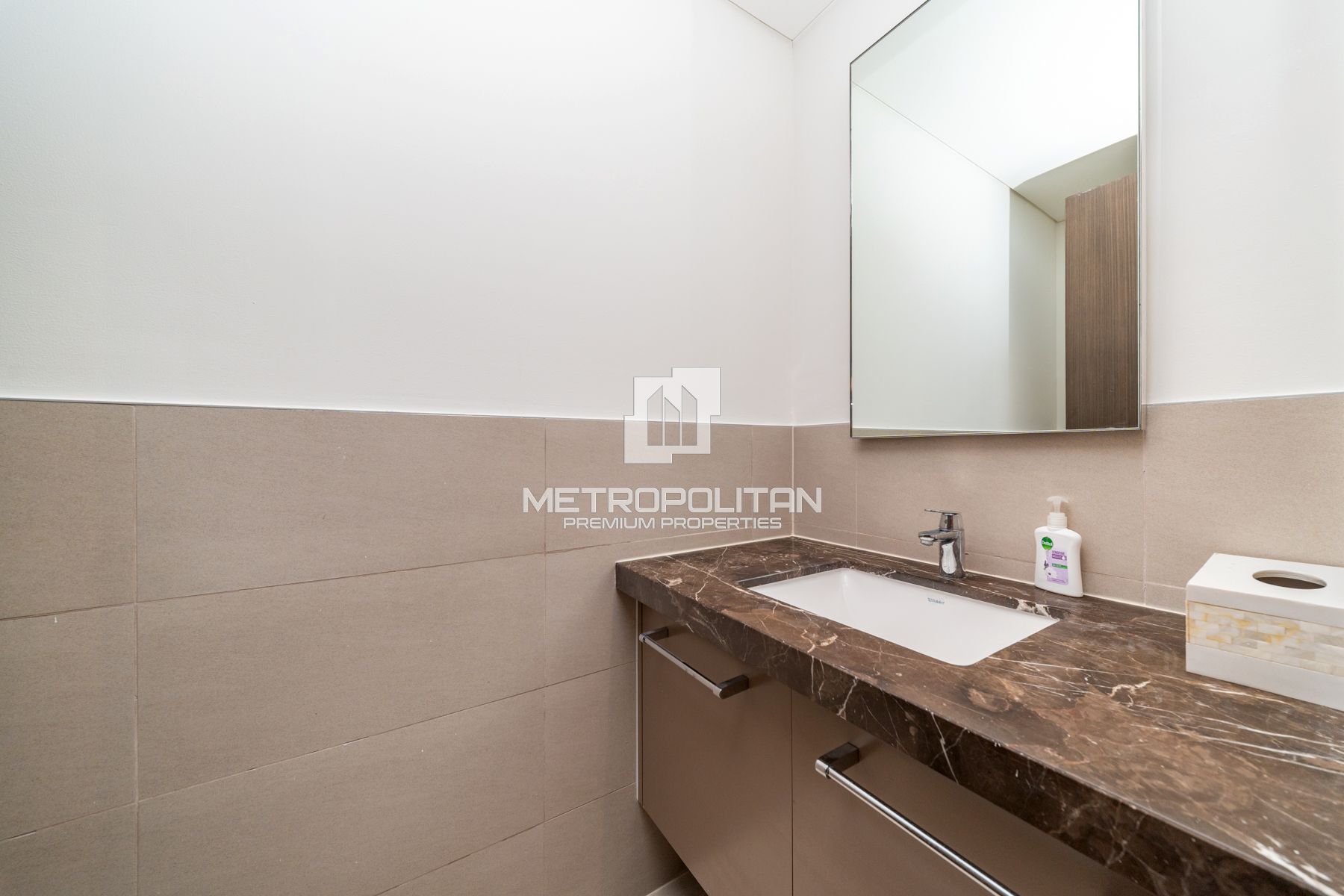 Elegant 2Bed Apartment | Prime Location | Vacant photo-3