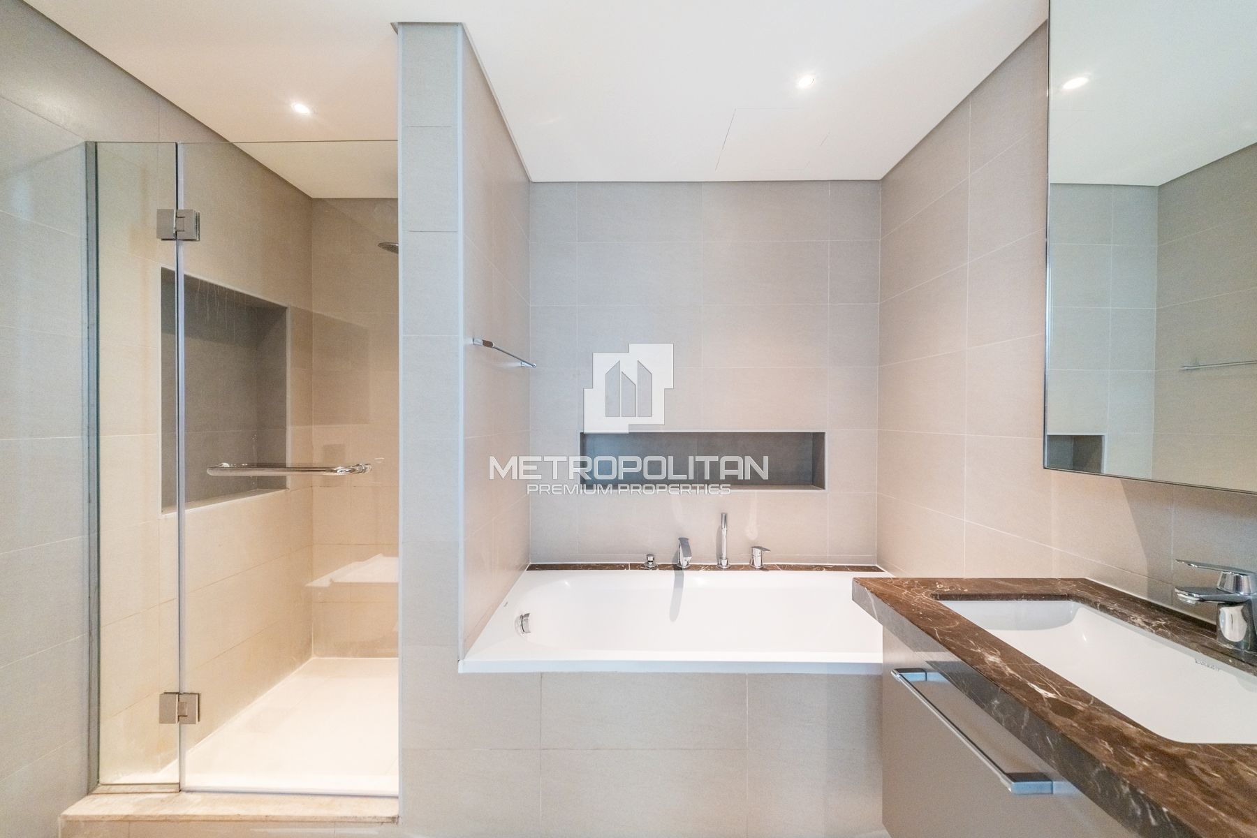 Elegant 2Bed Apartment | Prime Location | Vacant photo-4