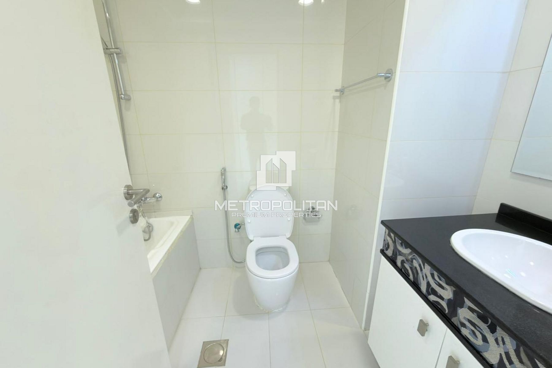 Vacant Now | Best Price | Equipped Kitchen photo-3