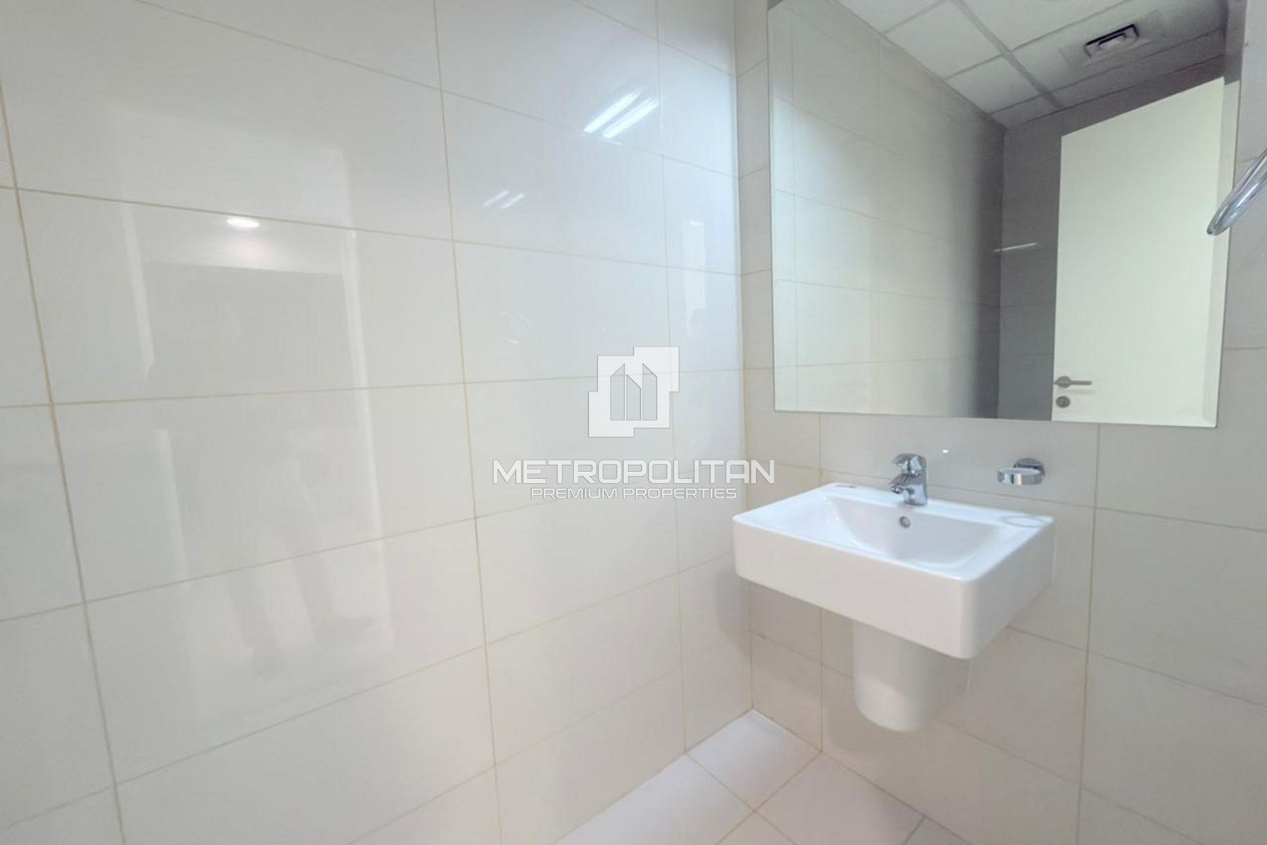 Vacant Now | Best Price | Equipped Kitchen photo-4