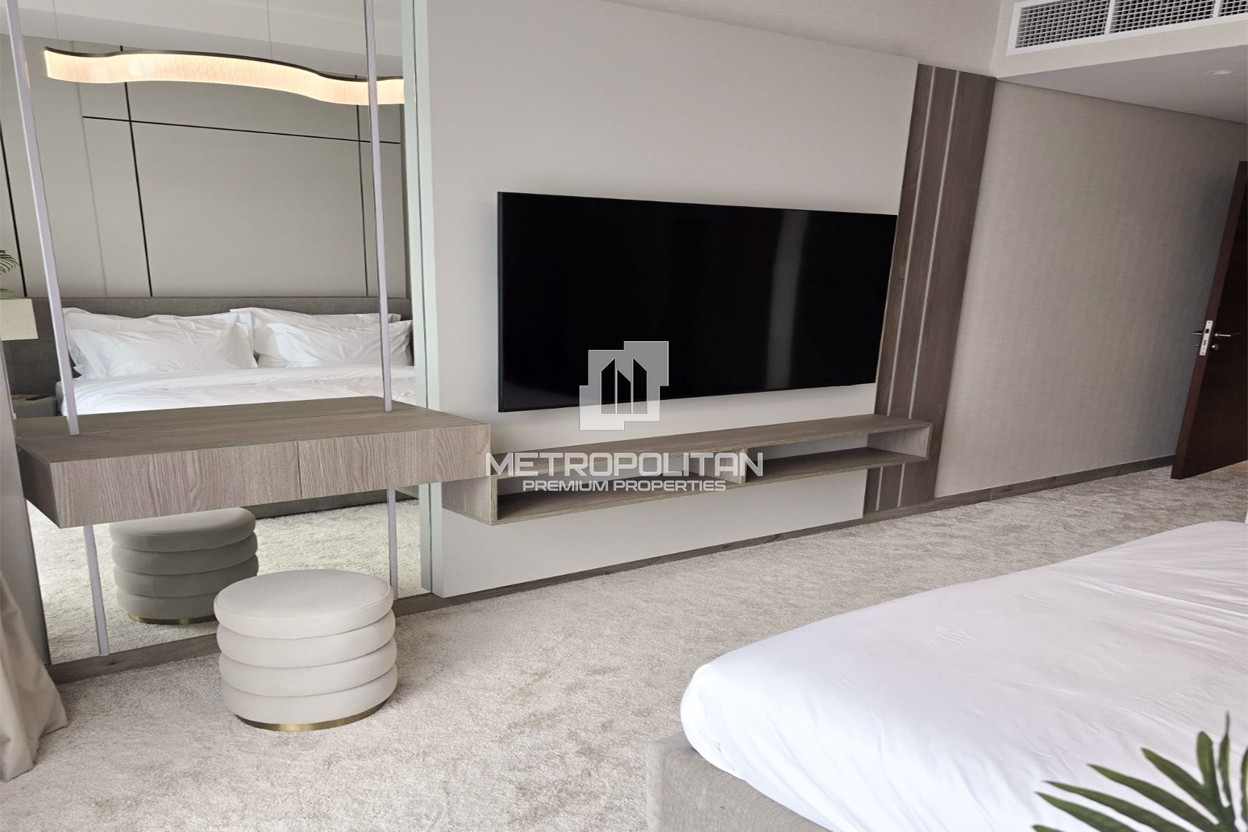 Luxury Furnishing | Fully Upgraded | Canal View photo-5