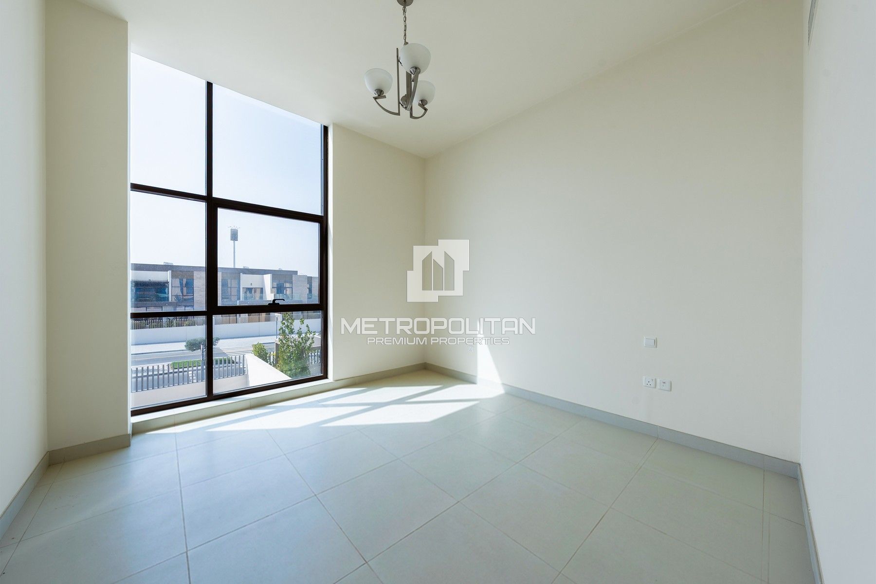 Ready to Move In | Prime Location | Spacious photo-2