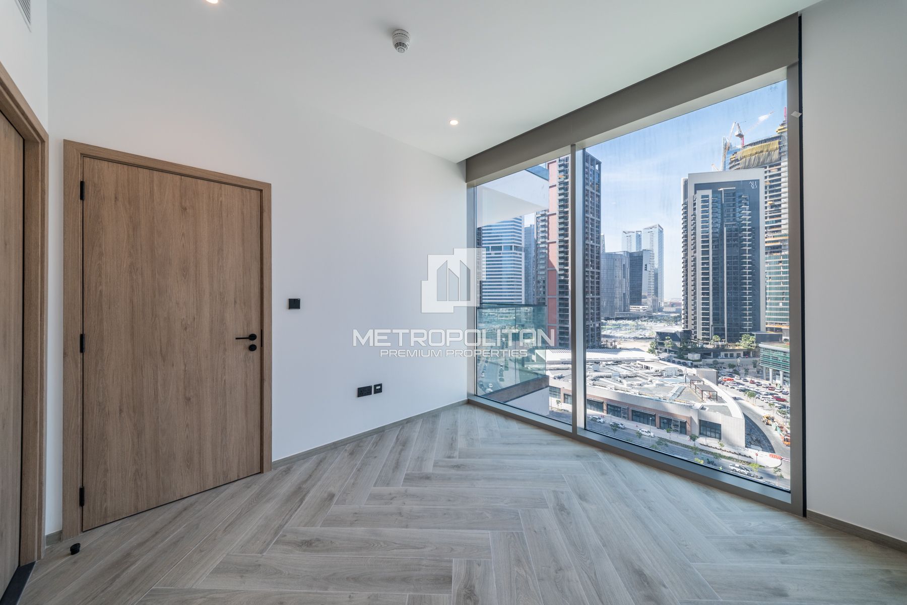 Elegant and Stylish | Canal Views | Prime Location photo-3