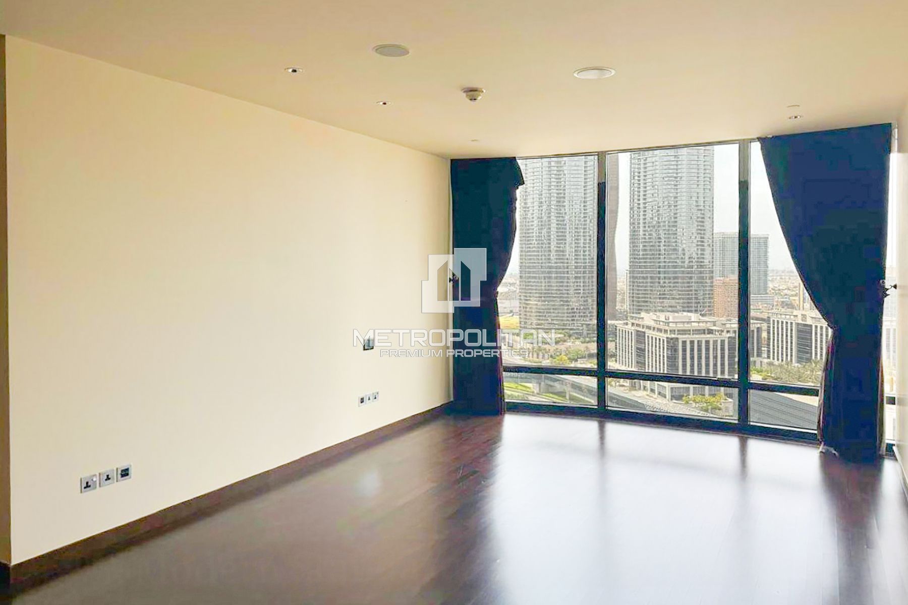 Spacious | Downtown Views | Elegant Studio photo-4