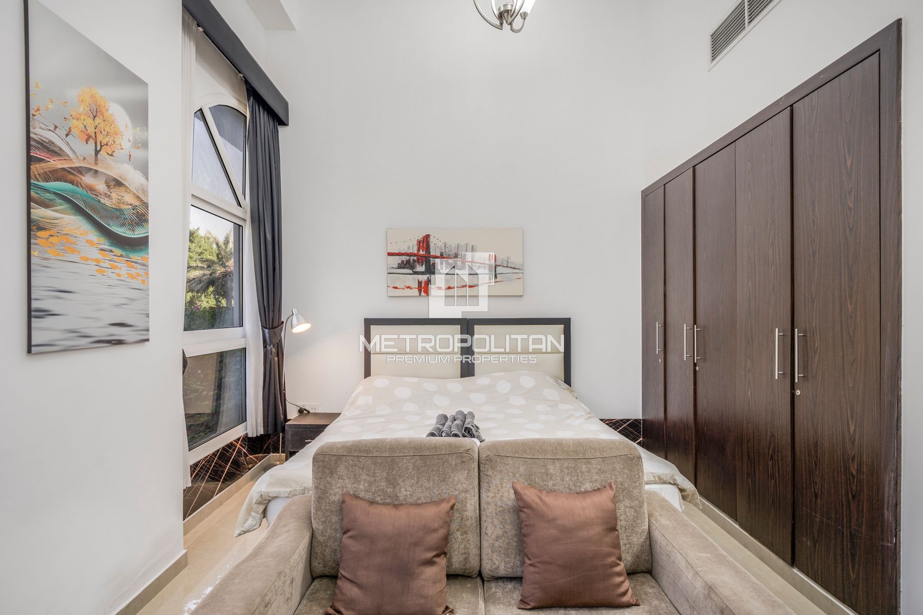 Vacant | Ceiling 4.5m | Furnished | Prime Location photo-4