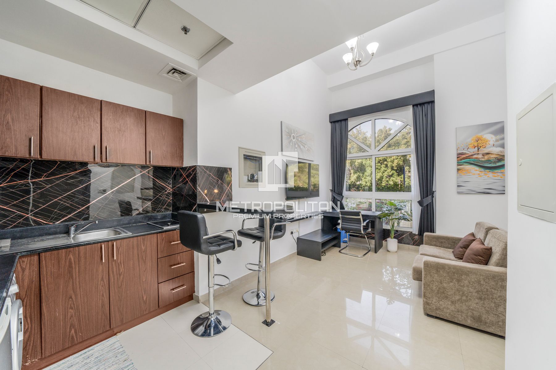 Vacant | Ceiling 4.5m | Furnished | Prime Location photo-5